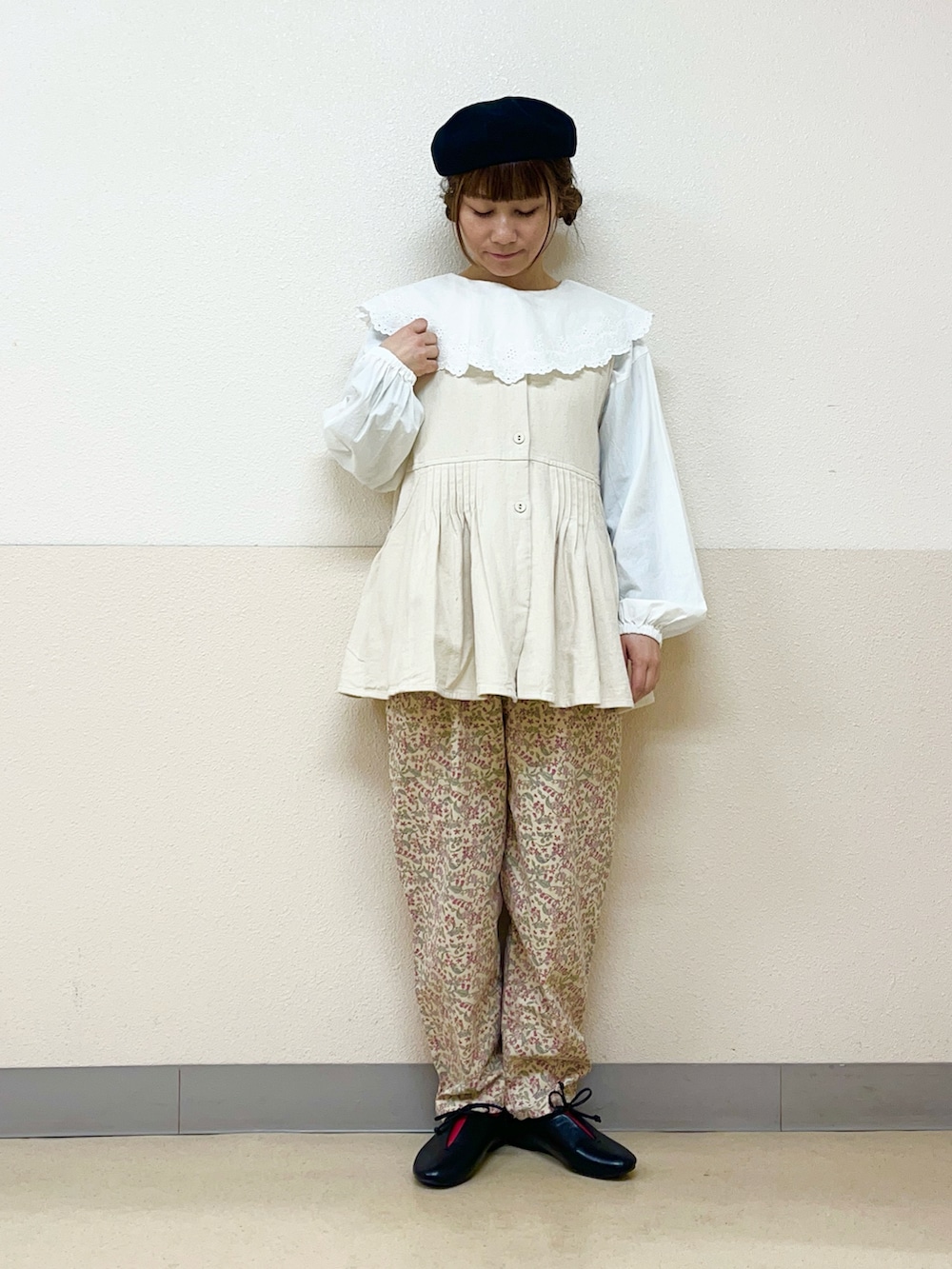「春めき満開コーデ、春コーデ、春服コーデ、ラウンドカラー、花柄パンツ、ベストコーデ、サマンサ モスモス(Samansa Mos2)、SM2、イオンモール浜松志都呂、ベレー帽推奨委員会、帽子かぶろう会」｜「Samansa Mos2の【消臭効果】リネン混ベレー帽（ハット、ブラック系）」を使った、も  な  こさん（レディース・152cm）の春コーディネートの2枚目の写真