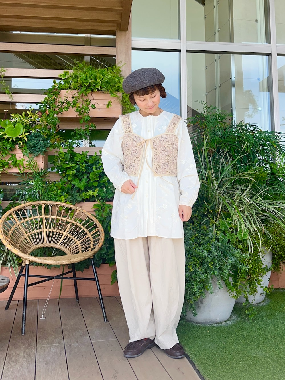 イエロー系のベストを着用したレディースの冬コーディネートの2枚目の写真