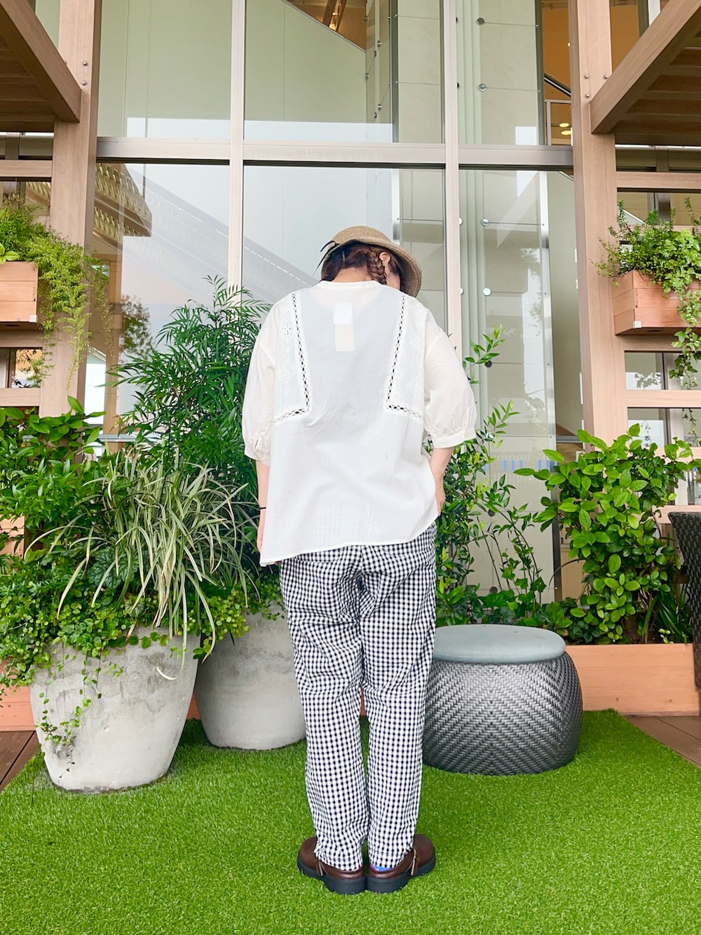 ブラウン系のハットを着用したレディースの冬コーディネートの3枚目の写真