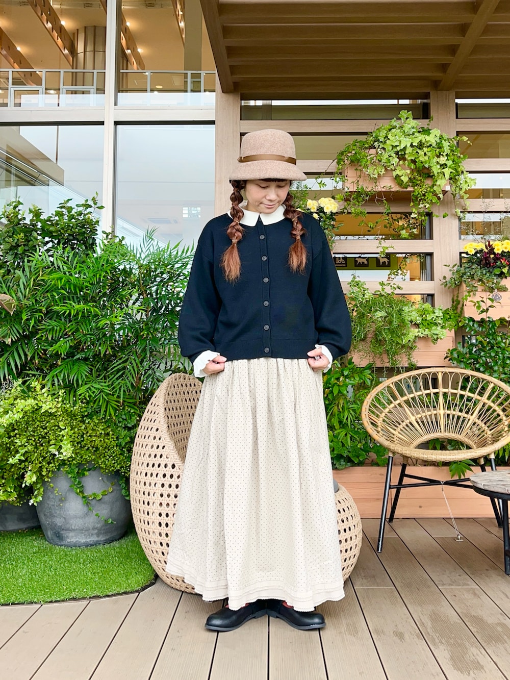 ブラック系のカーディガン/ボレロを着用したレディースの春コーディネートの2枚目の写真