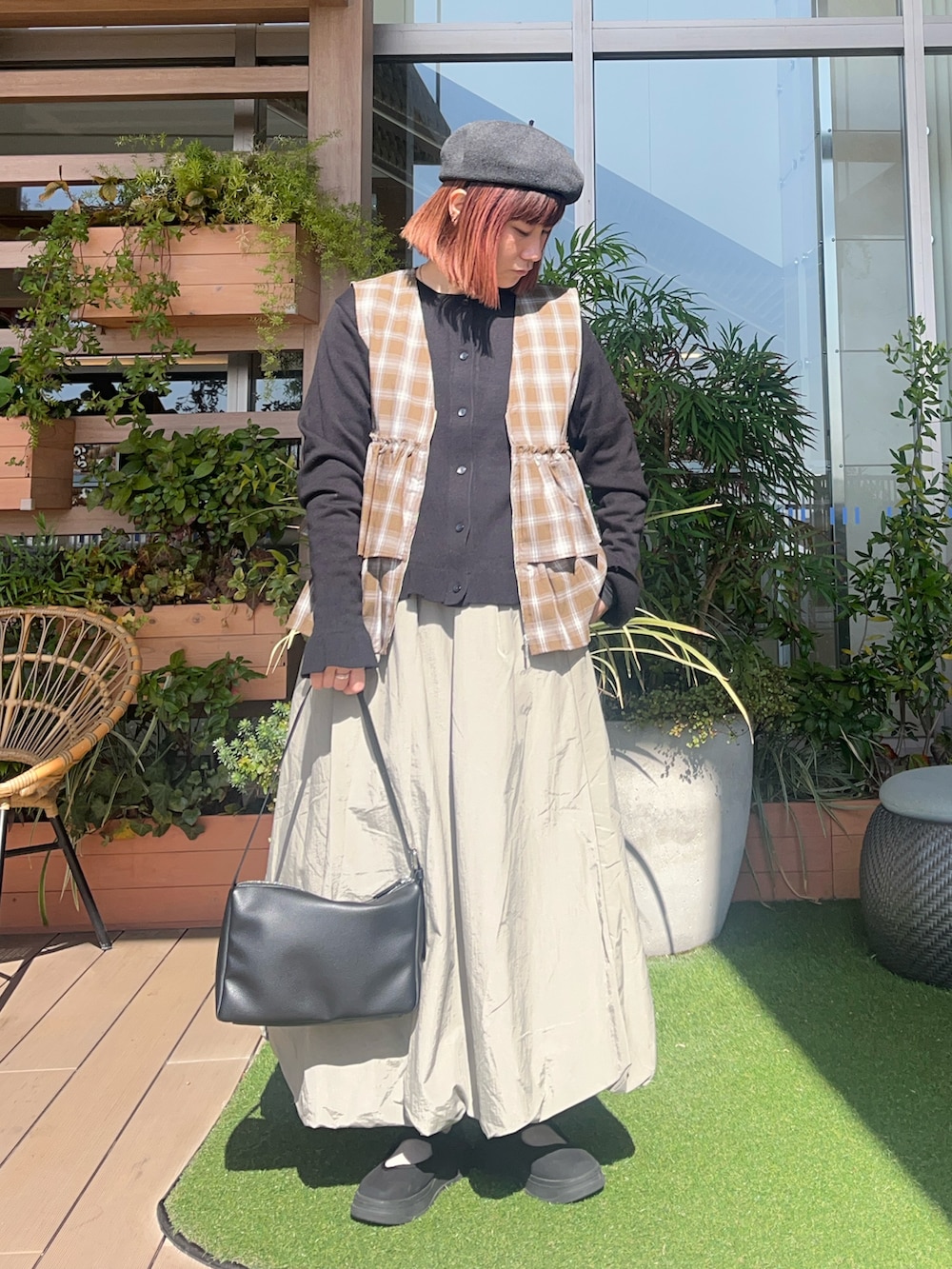 ブラック系の帽子を着用したレディースの夏コーディネートの2枚目の写真