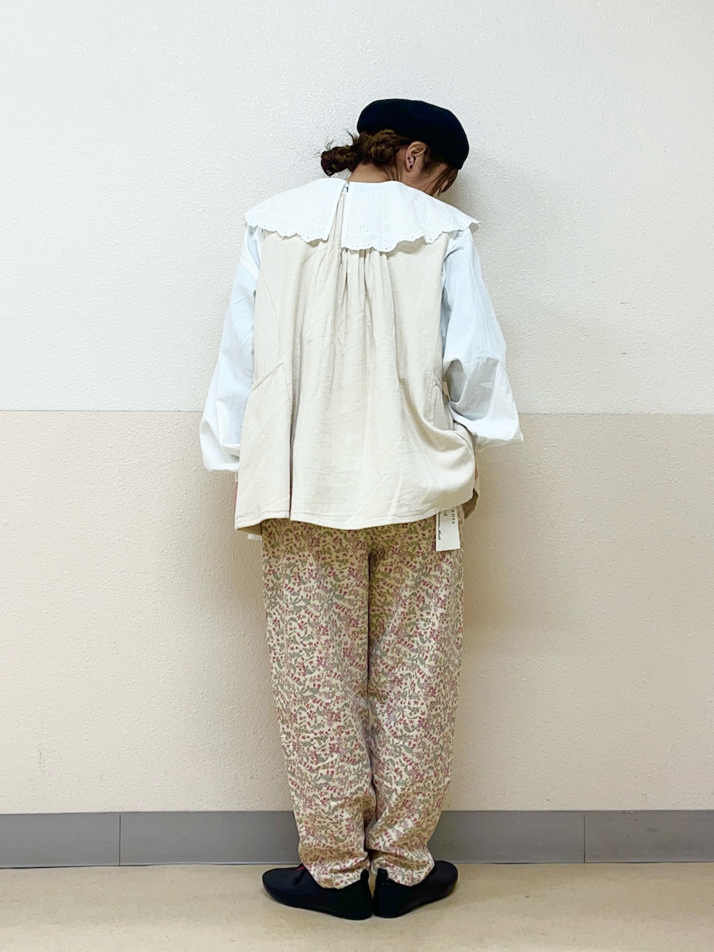「春めき満開コーデ、春コーデ、春服コーデ、ラウンドカラー、花柄パンツ、ベストコーデ、サマンサ モスモス(Samansa Mos2)、SM2、イオンモール浜松志都呂、ベレー帽推奨委員会、帽子かぶろう会」｜「Samansa Mos2の【消臭効果】リネン混ベレー帽（ハット、ブラック系）」を使った、も  な  こさん（レディース・152cm）の春コーディネートの3枚目の写真