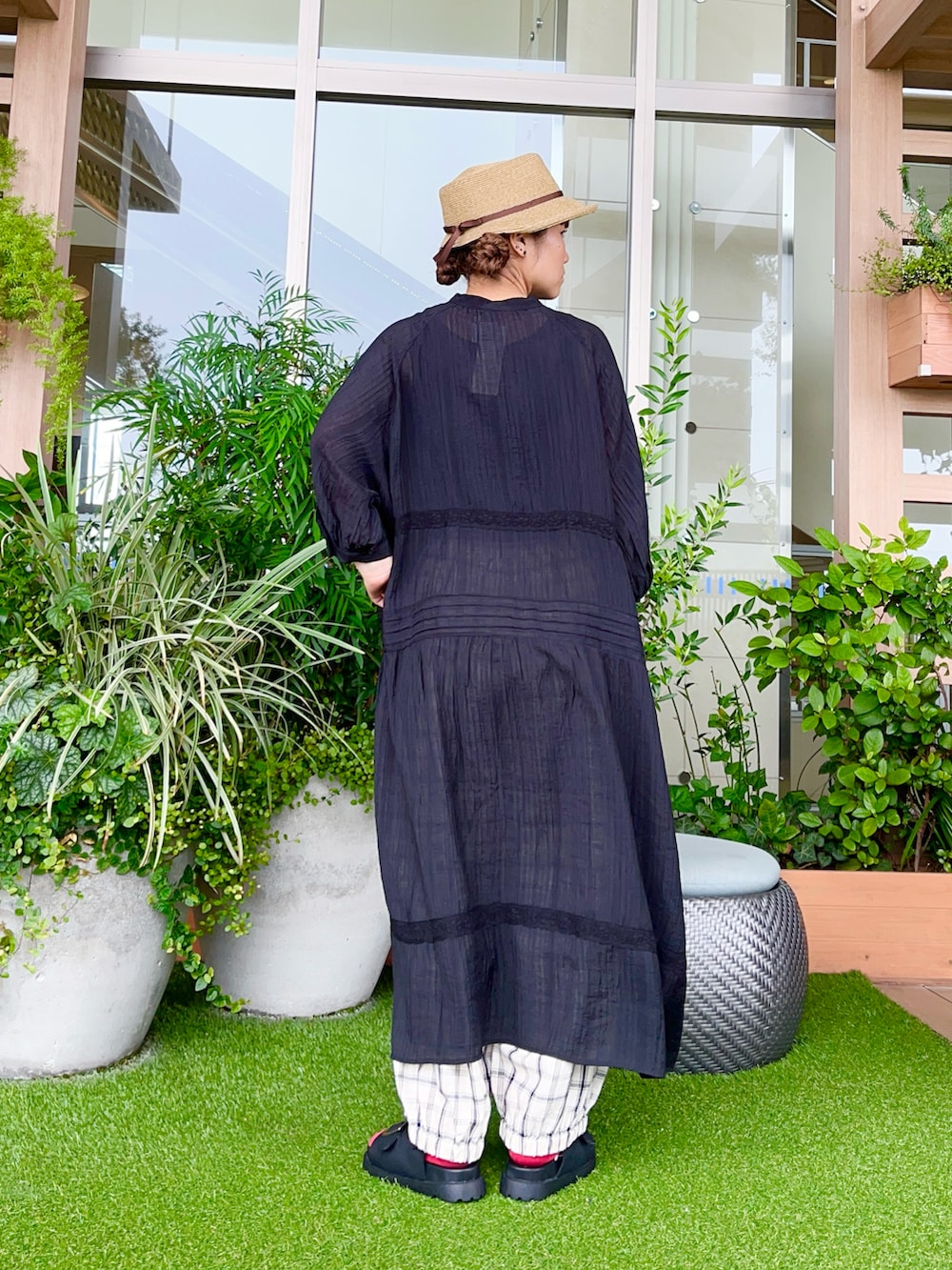 ベージュ系のハットを着用したレディースの冬コーディネートの3枚目の写真