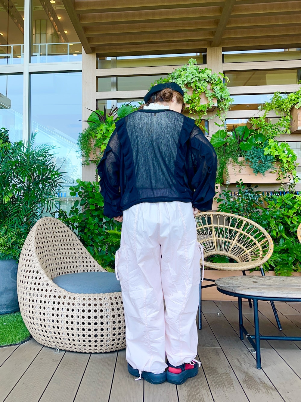 ピンク系のその他パンツを着用したレディースの冬コーディネートの3枚目の写真