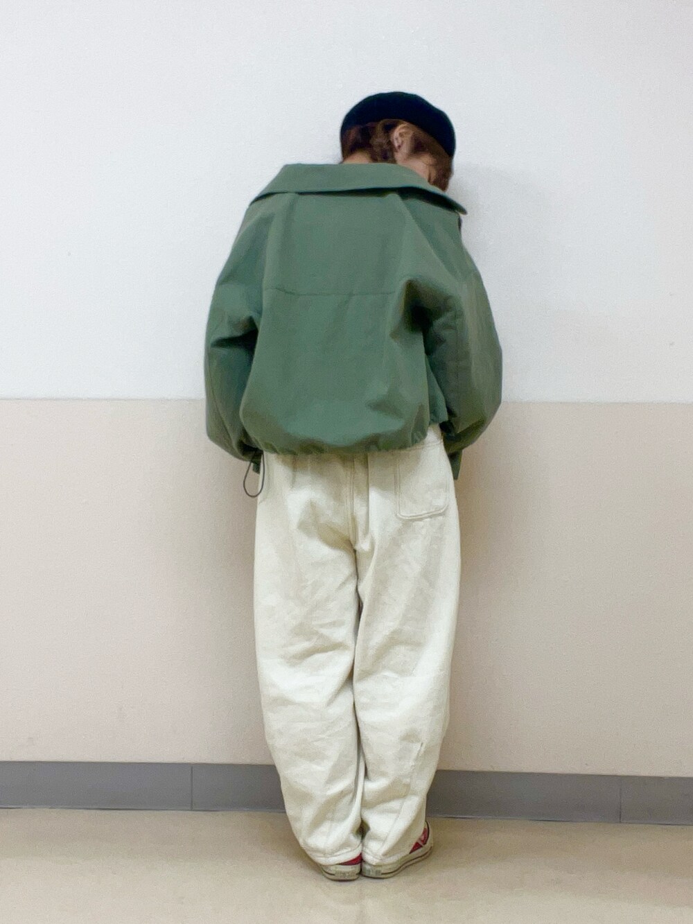 ホワイト系のTシャツ/カットソー、ホワイト系のベスト、イエロー系のその他パンツを着用したレディースの冬コーディネートの3枚目の写真