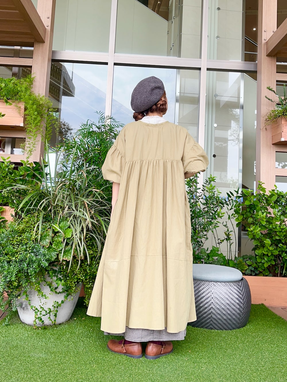 ブラウン系のハットを着用したレディースの冬コーディネートの3枚目の写真