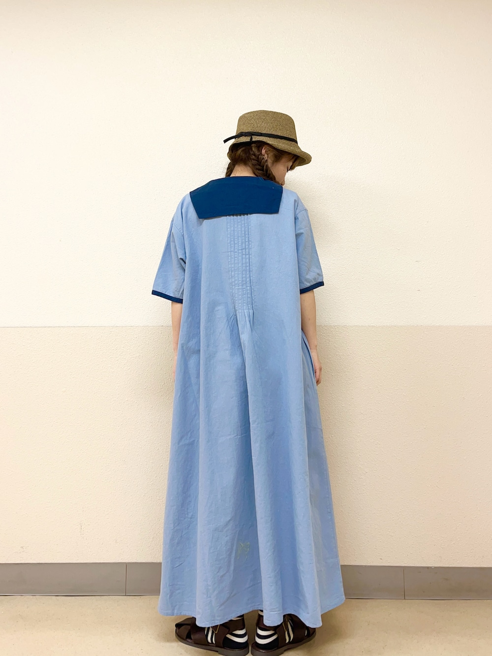 「やっぱり帽子が好き、麦わら帽子、帽子かぶろう会、セーラーカラーワンピース、ブルー、ワンピースコーデ、サンダルに靴下、イオンモール浜松志都呂、サマンサ モスモス(Samansa Mos2)、低身長コーデ、低身長女子」｜「Samansa Mos2の【吸水速乾】ブレードハット（ハット、ブラウン系）」を使った、も  な  こさん（レディース・152cm）の春コーディネートの3枚目の写真