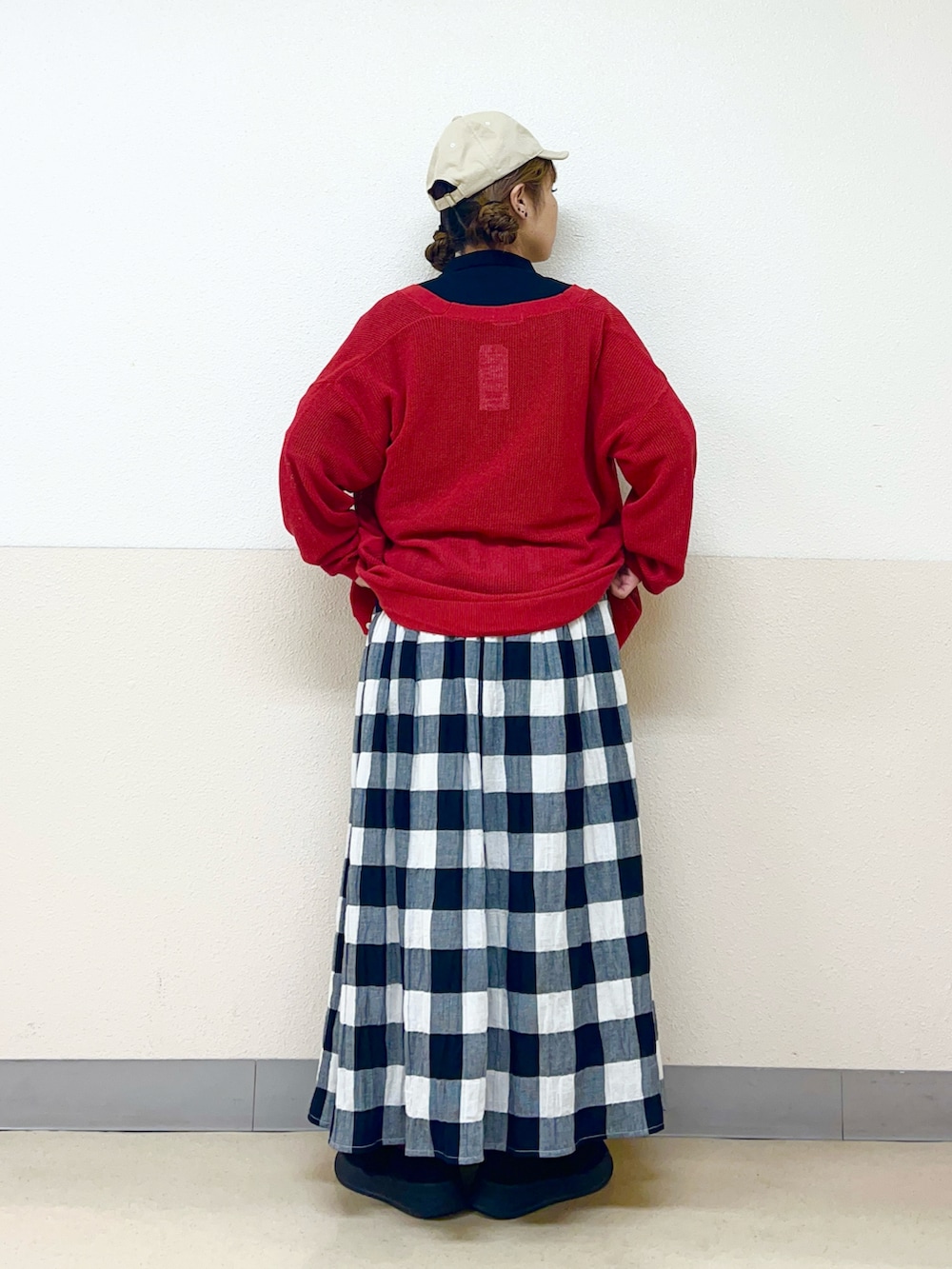 ベージュ系のハットを着用したレディースの秋コーディネートの3枚目の写真