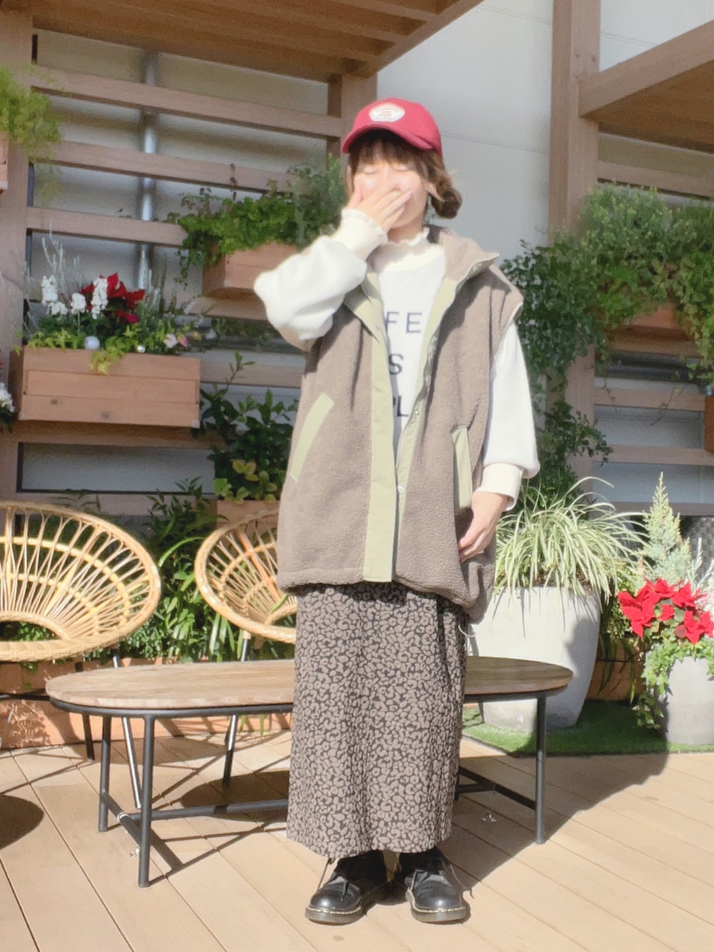 「冬コーデ、あったかコーデ、サマンサモスモスブルー、イオンモール浜松志都呂、キャップ女子、帽子かぶろう会、レオパード柄、レオパードスカート、ドクターマーチン8ホール、タイトスカートコーデ、ツインお団子、アウターコーデ、スカートコーデ、ニット/セーター」|「Samansa Mos2 blueのパイルワッペンキャップ(ハット、レッド系)」を使った、も な こさん(レディース・152cm)の冬コーディネートの2枚目の写真