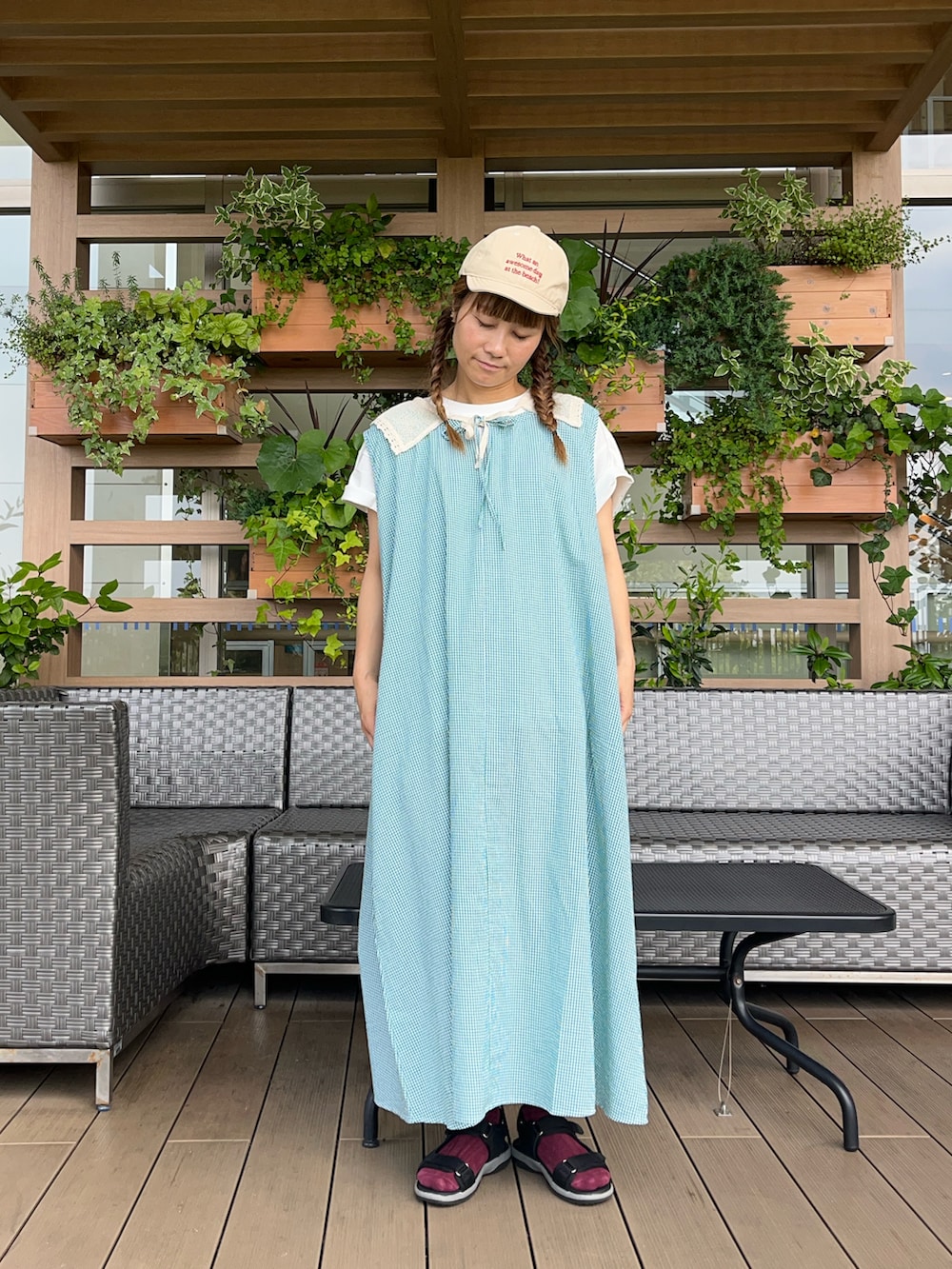 ベージュ系のハットを着用したレディースの冬コーディネートの2枚目の写真