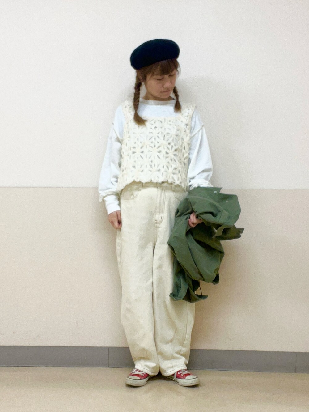 ホワイト系のTシャツ/カットソー、ホワイト系のベスト、イエロー系のその他パンツを着用したレディースの冬コーディネートの4枚目の写真