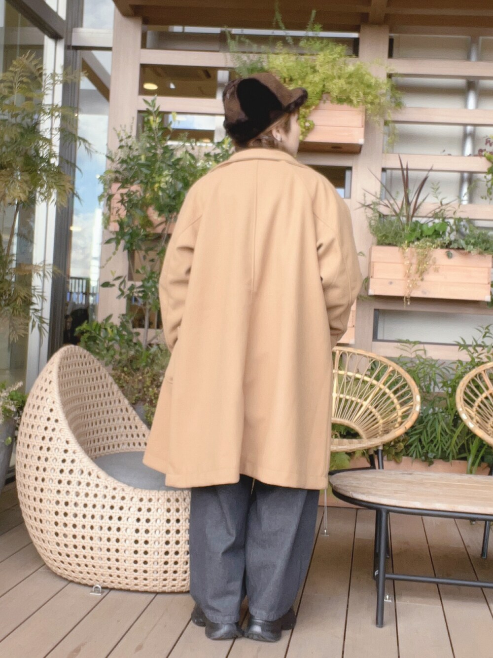 ベージュ系のその他アウター、グリーン系のカーディガン/ボレロ、ブラック系のその他パンツを着用したレディースの冬コーディネートの3枚目の写真