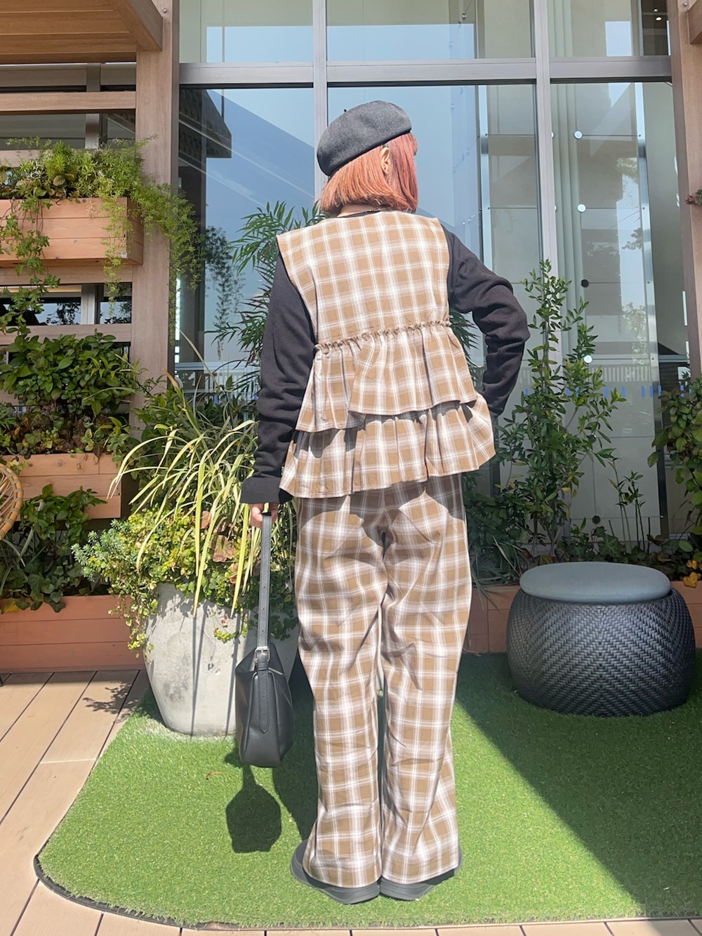 ブラック系の帽子を着用したレディースの夏コーディネートの3枚目の写真