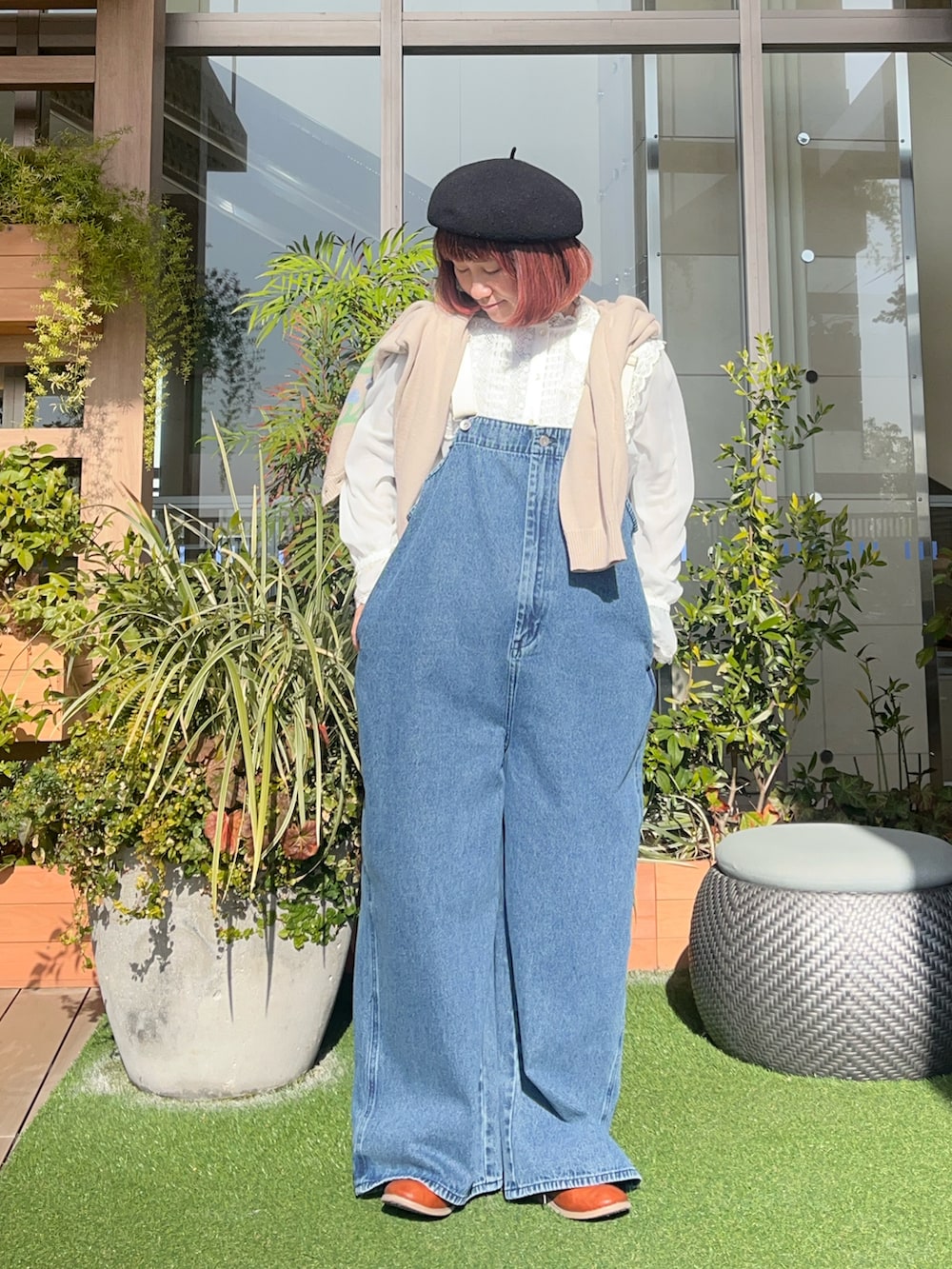 ブルー系のサロペット/オーバーオールを着用したレディースの夏コーディネートの4枚目の写真