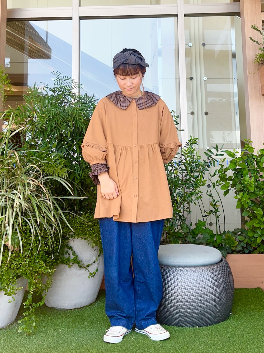 ブラウン系のシャツ/ブラウスを着用したレディースの冬コーディネートの2枚目の写真