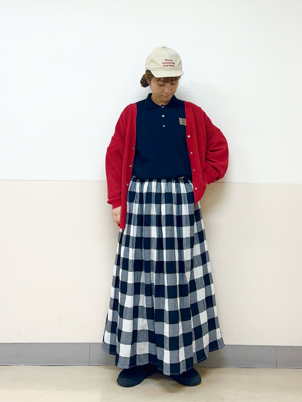 ベージュ系のハットを着用したレディースの秋コーディネートの2枚目の写真