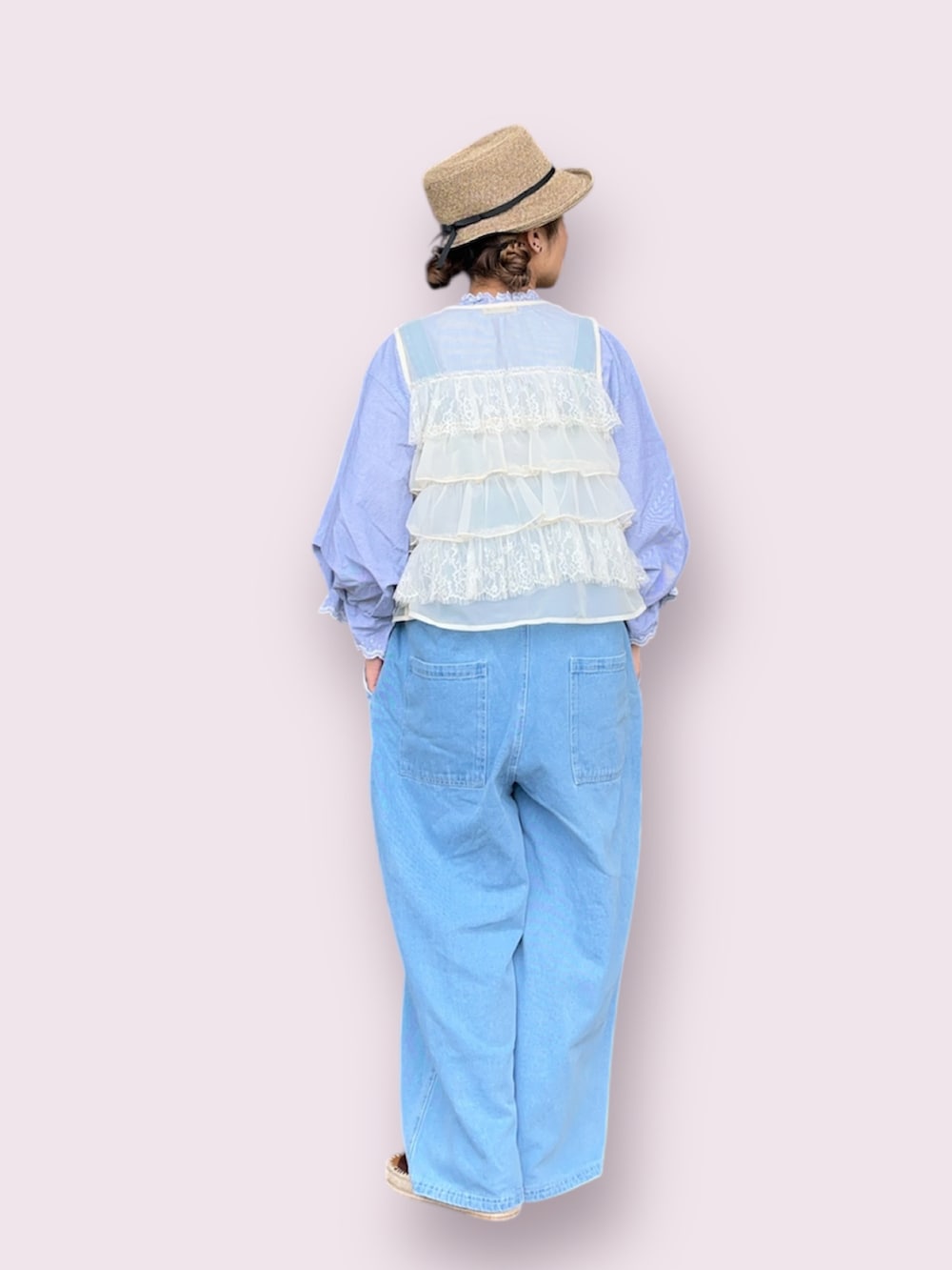 ブルー系のサロペット/オーバーオール、ブラウン系のハットを着用したレディースの冬コーディネートの3枚目の写真