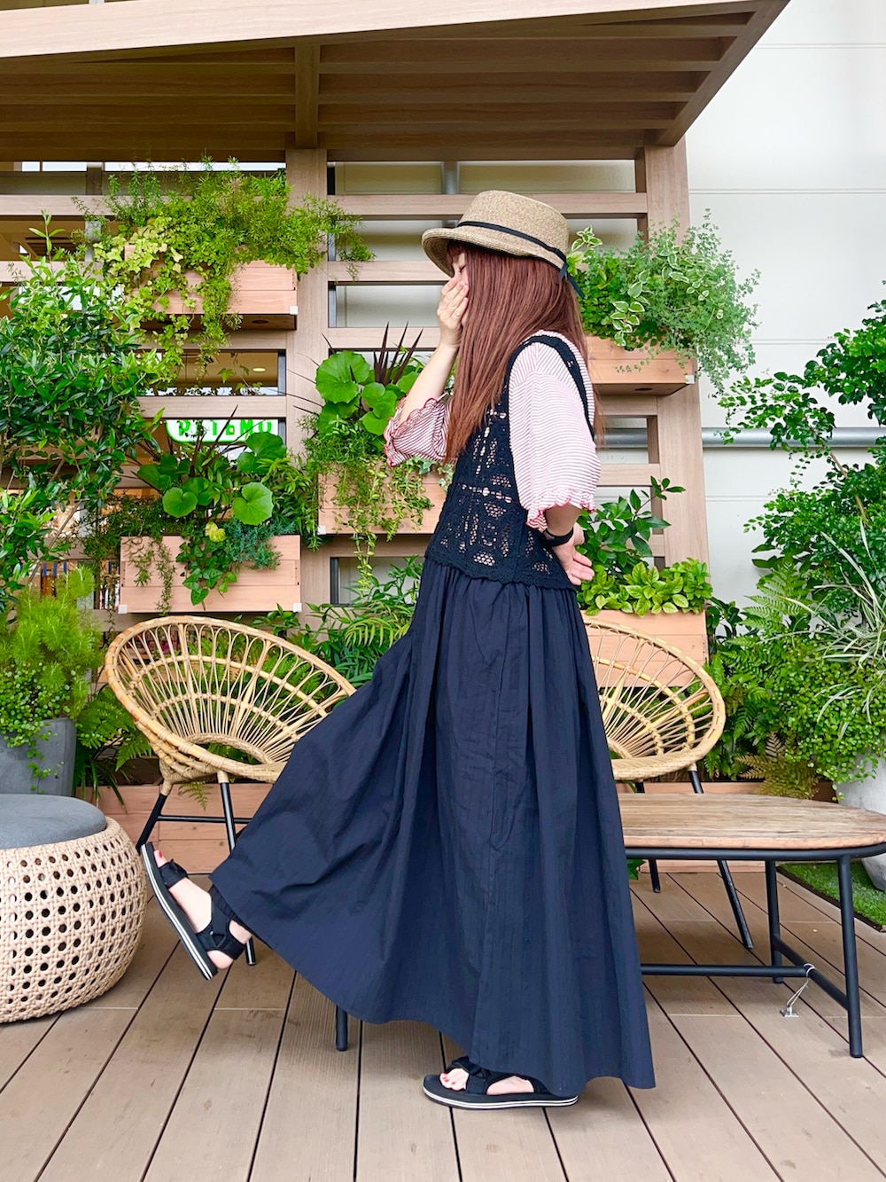 ブラック系のワンピースを着用したレディースの冬コーディネートの2枚目の写真