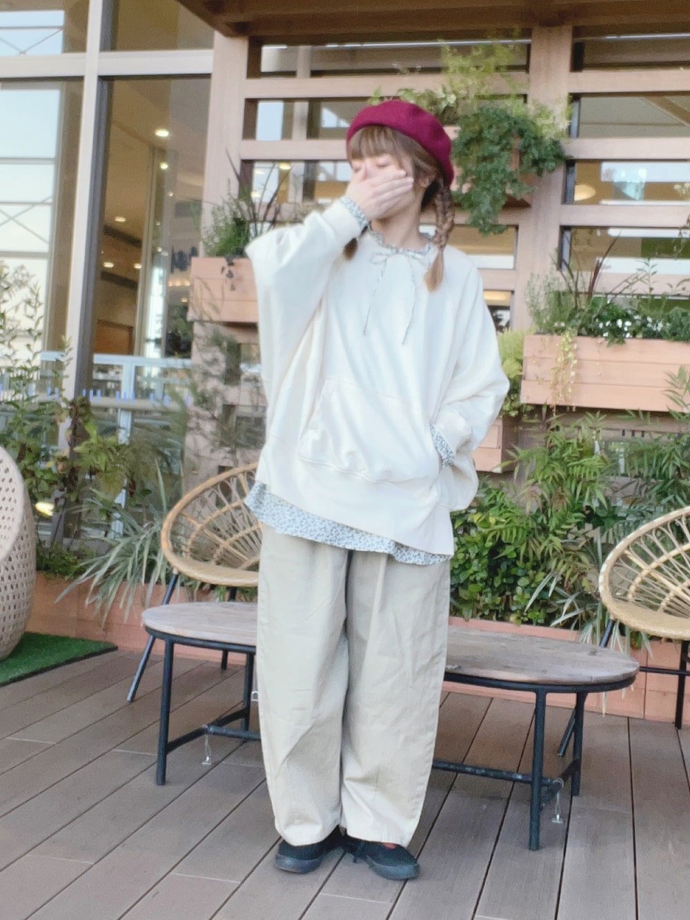 ホワイト系のシャツ/ブラウス、ホワイト系のスウェット、ベージュ系のその他パンツを着用したレディースの冬コーディネートの2枚目の写真