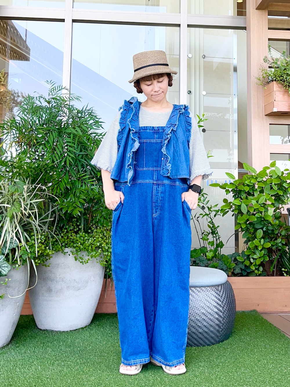 ブラウン系のハットを着用したレディースの冬コーディネートの2枚目の写真