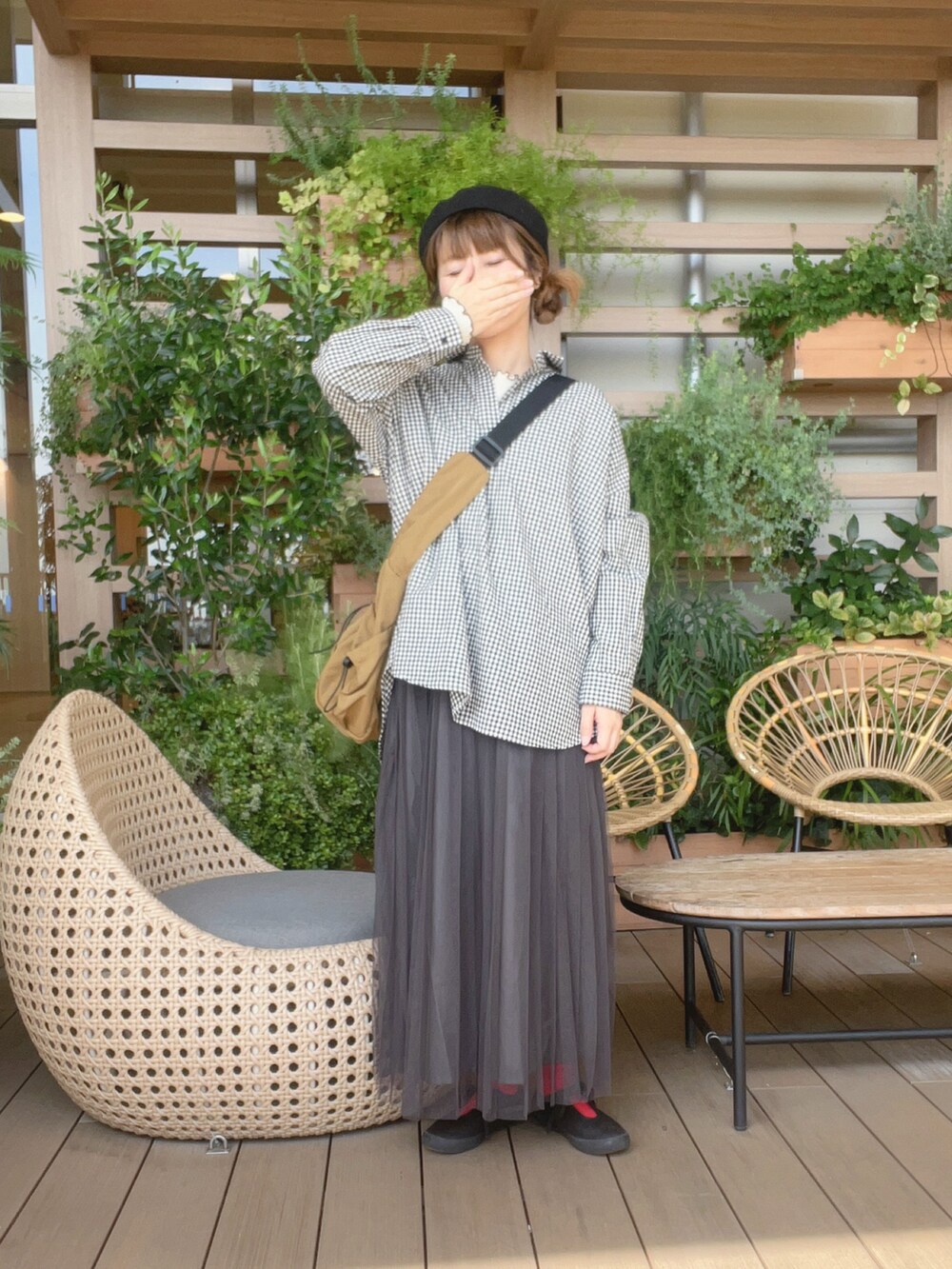 ブラック系のシャツ/ブラウス、グレー系のスカート、ブラック系のスニーカーを着用したレディースの秋コーディネートの2枚目の写真