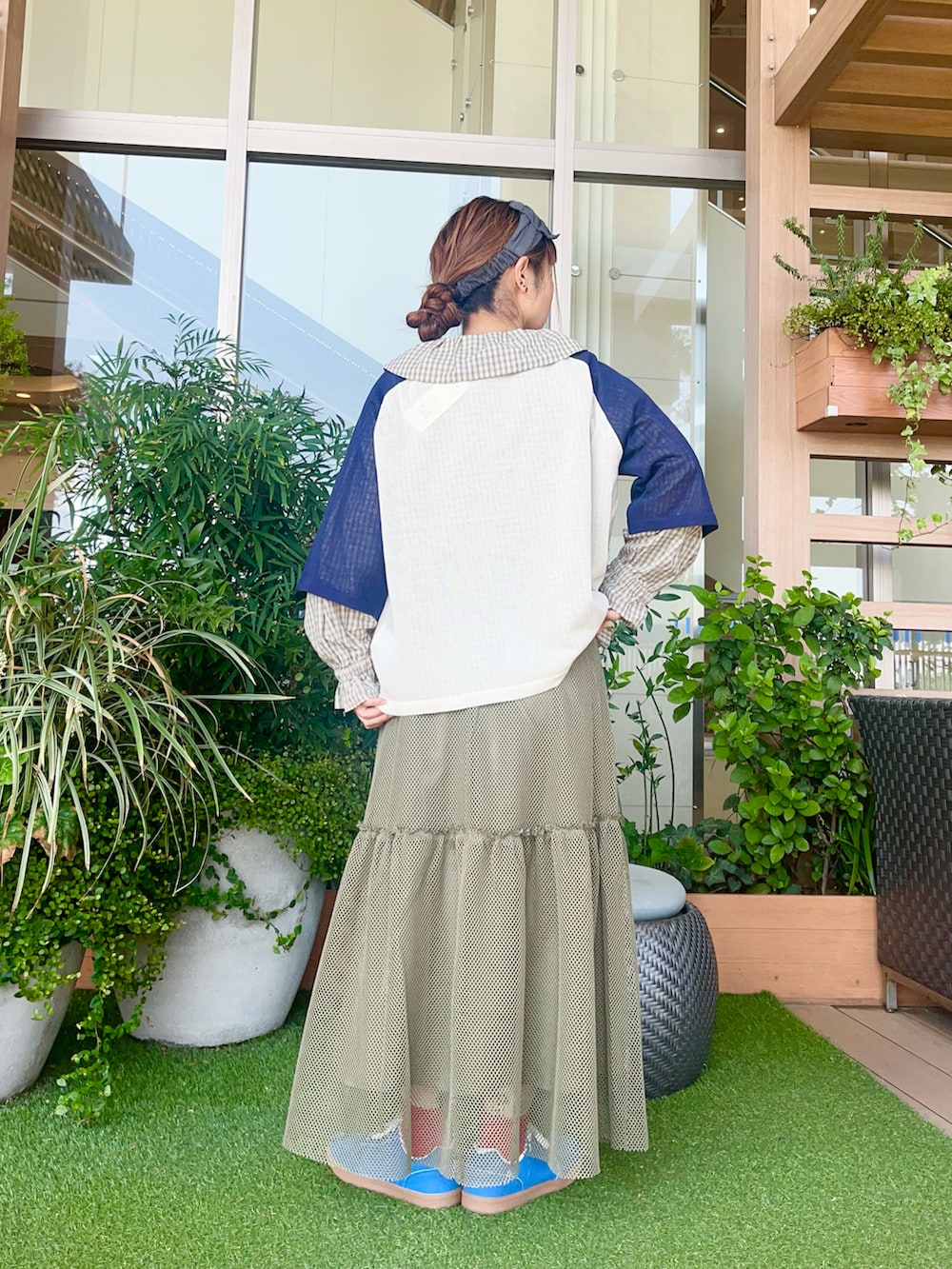 ブルー系のニット/セーターを着用したレディースの冬コーディネートの3枚目の写真