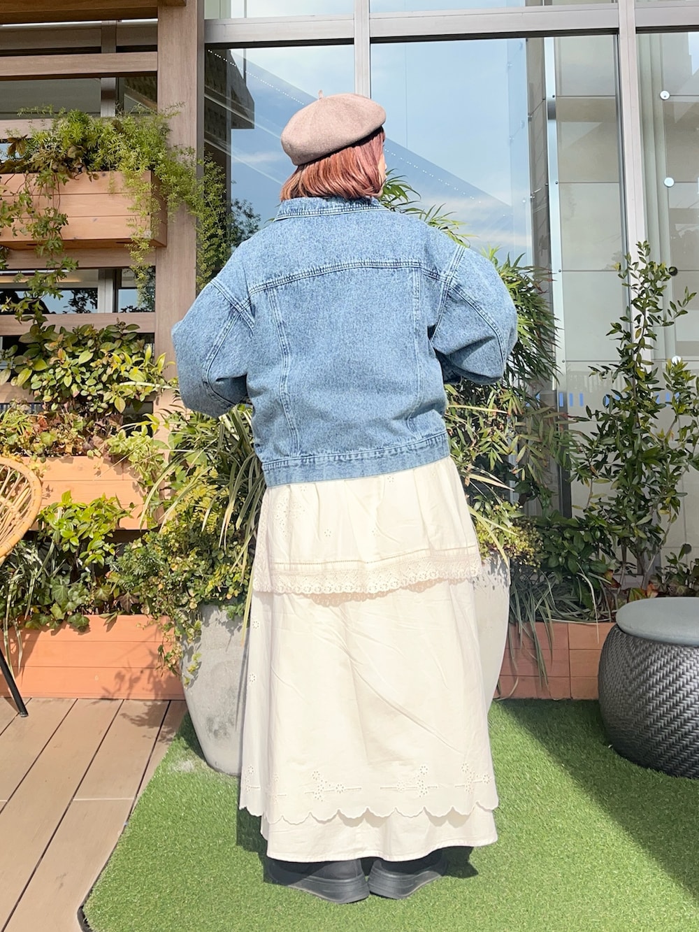 ブルー系のノーカラージャケットを着用したレディースの夏コーディネートの3枚目の写真