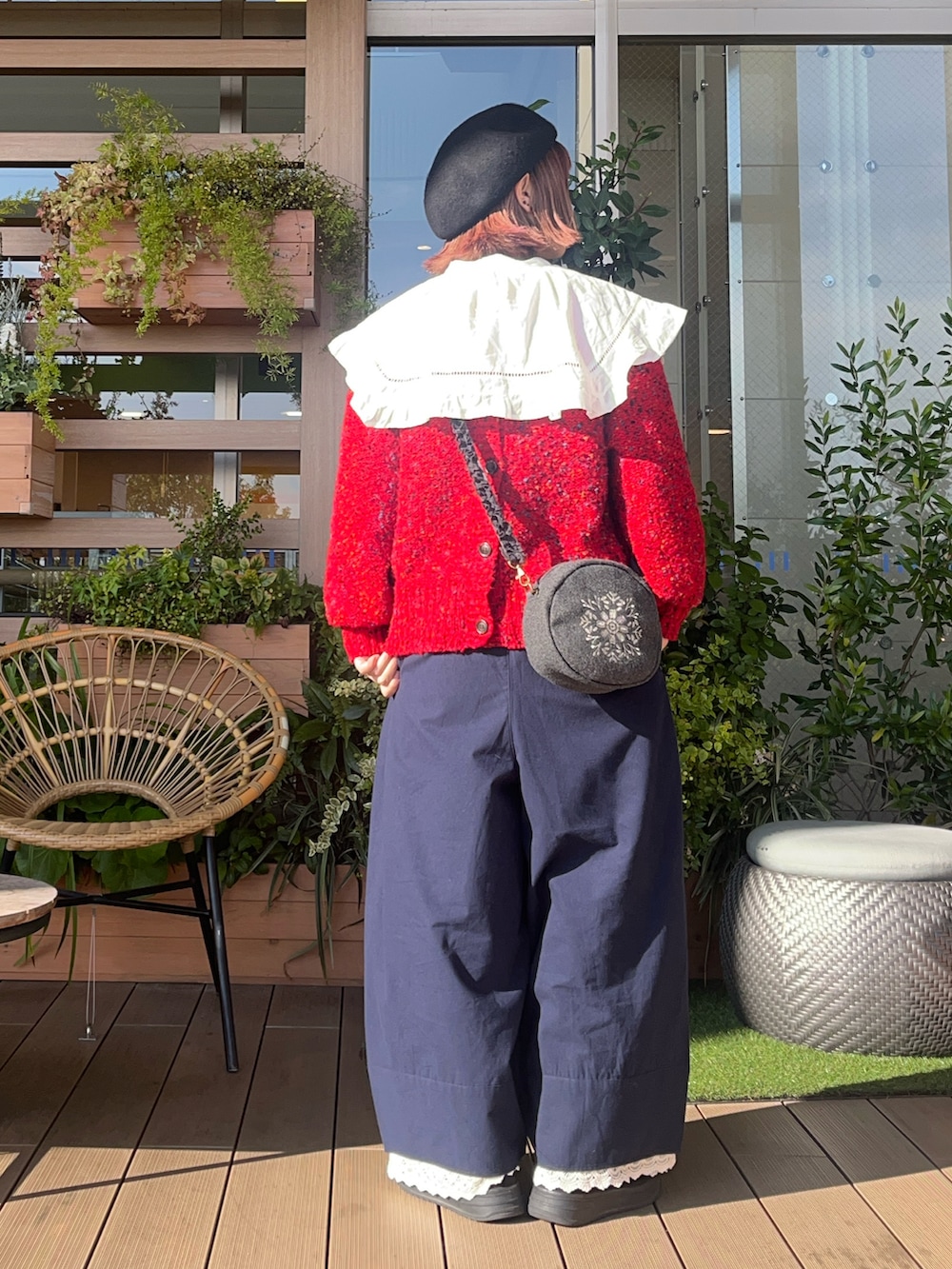 レッド系のカーディガン/ボレロを着用したレディースの春コーディネートの3枚目の写真