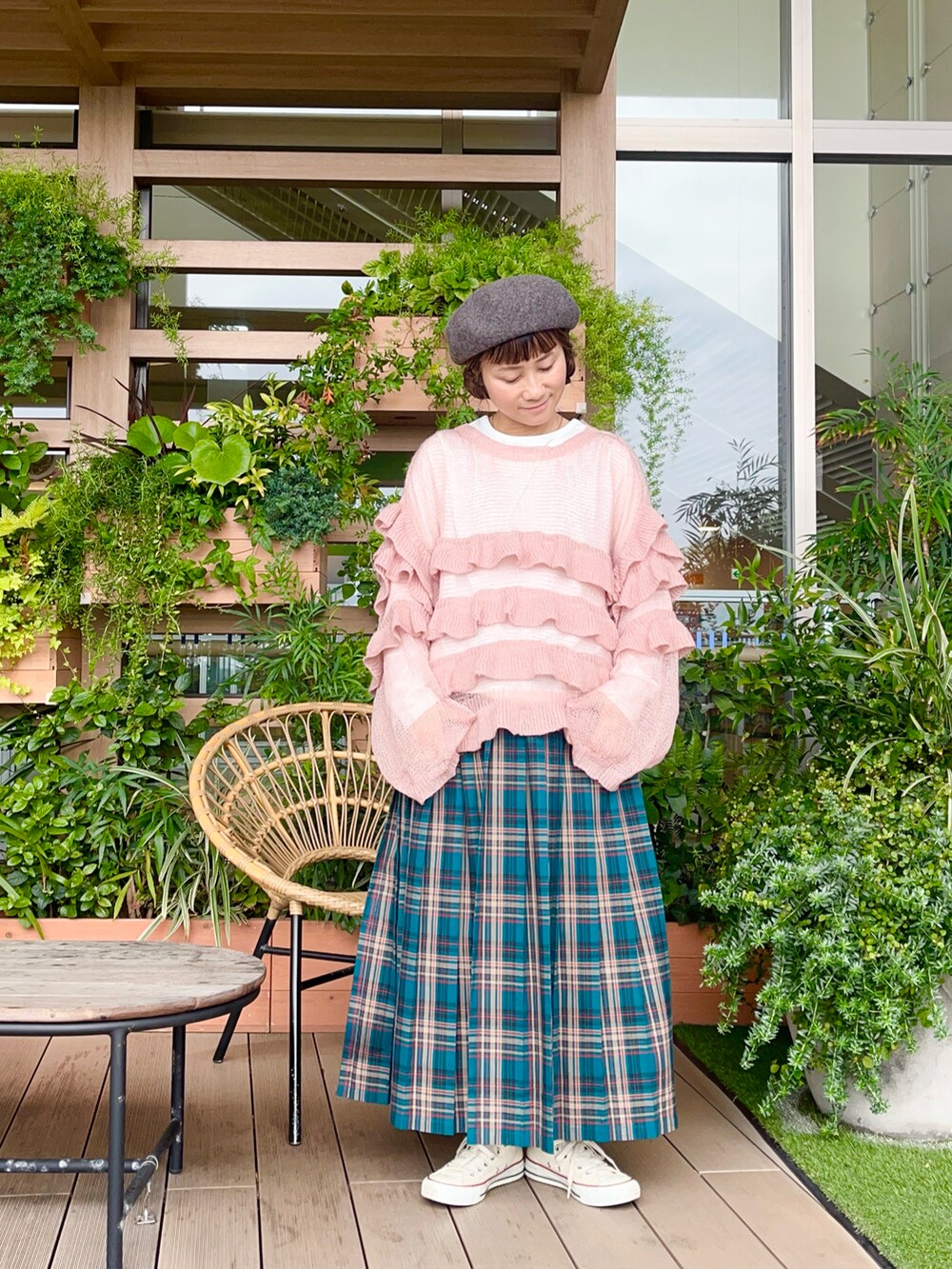 ピンク系のニット/セーターを着用したレディースの冬コーディネートの2枚目の写真