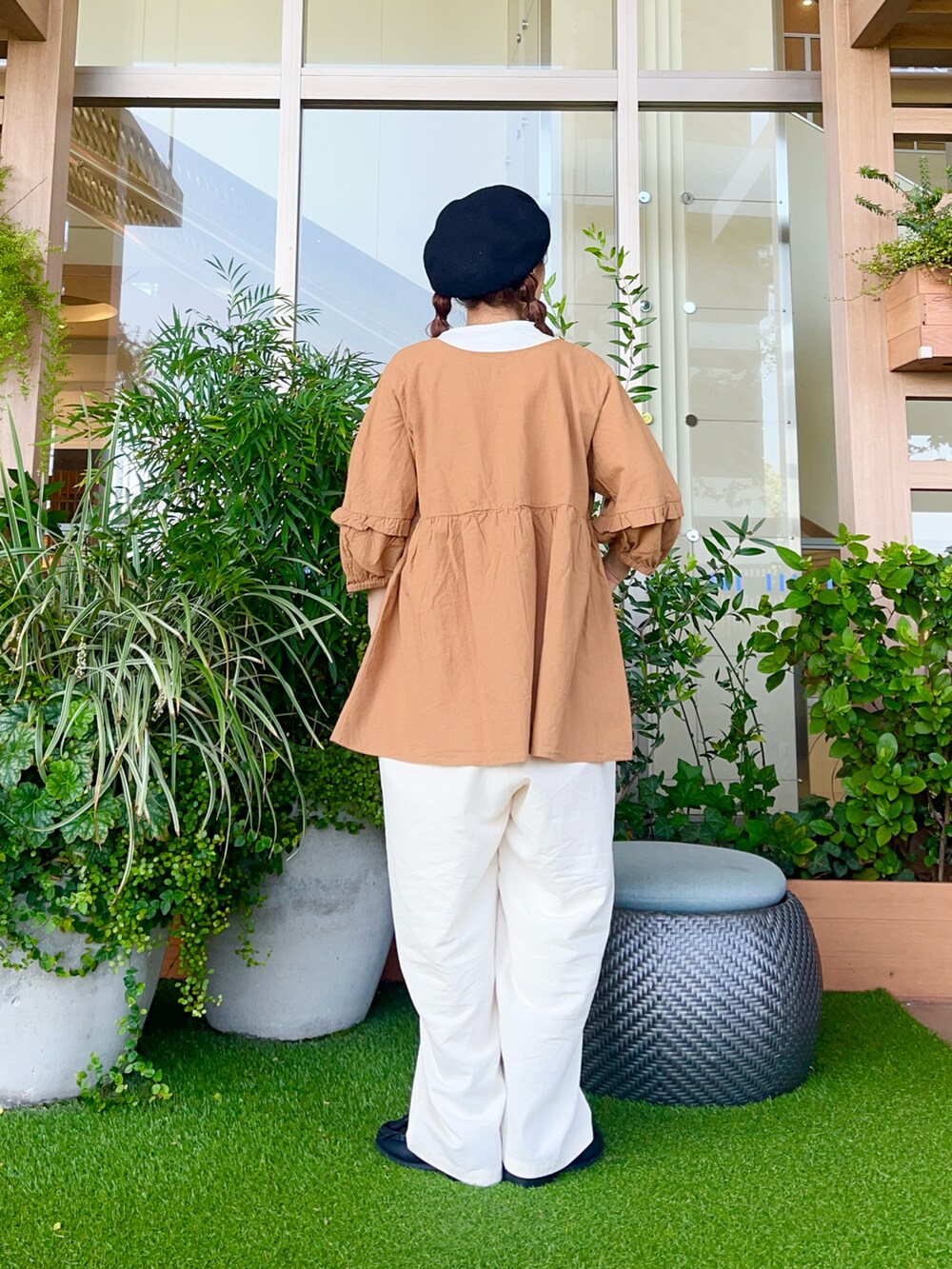 ブラック系のハットを着用したレディースの冬コーディネートの3枚目の写真