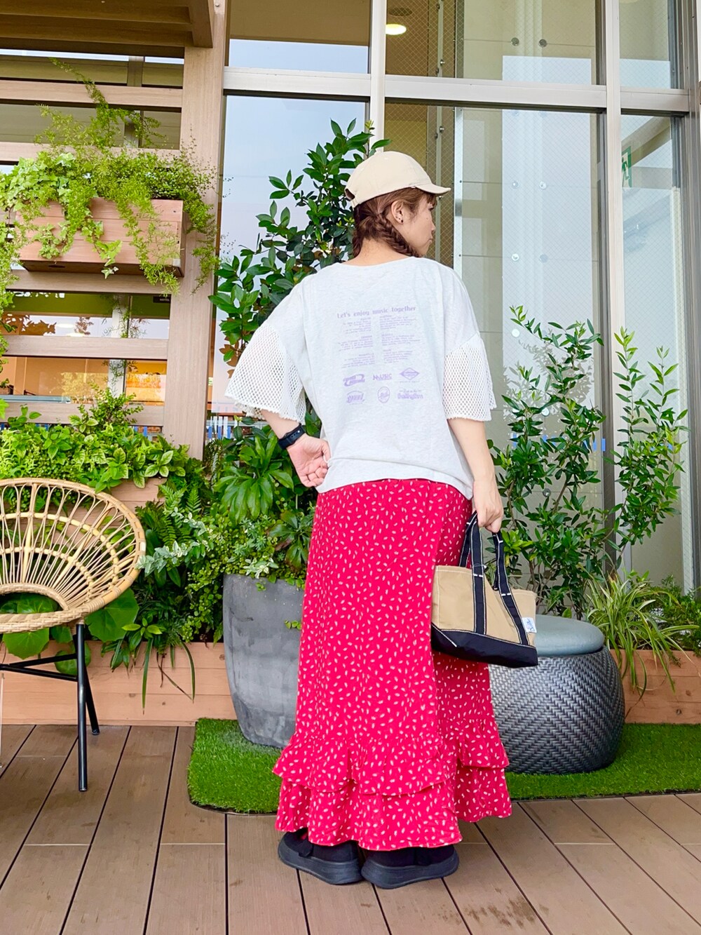 レッド系のスカートを着用したレディースの冬コーディネートの3枚目の写真