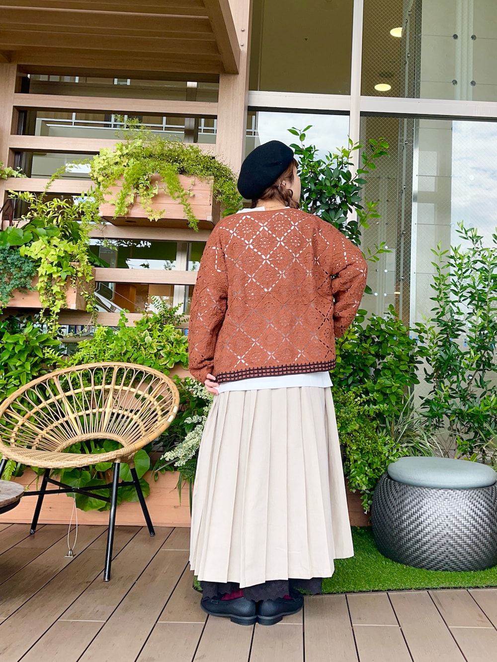 ブラウン系のトップスを着用したレディースの冬コーディネートの3枚目の写真