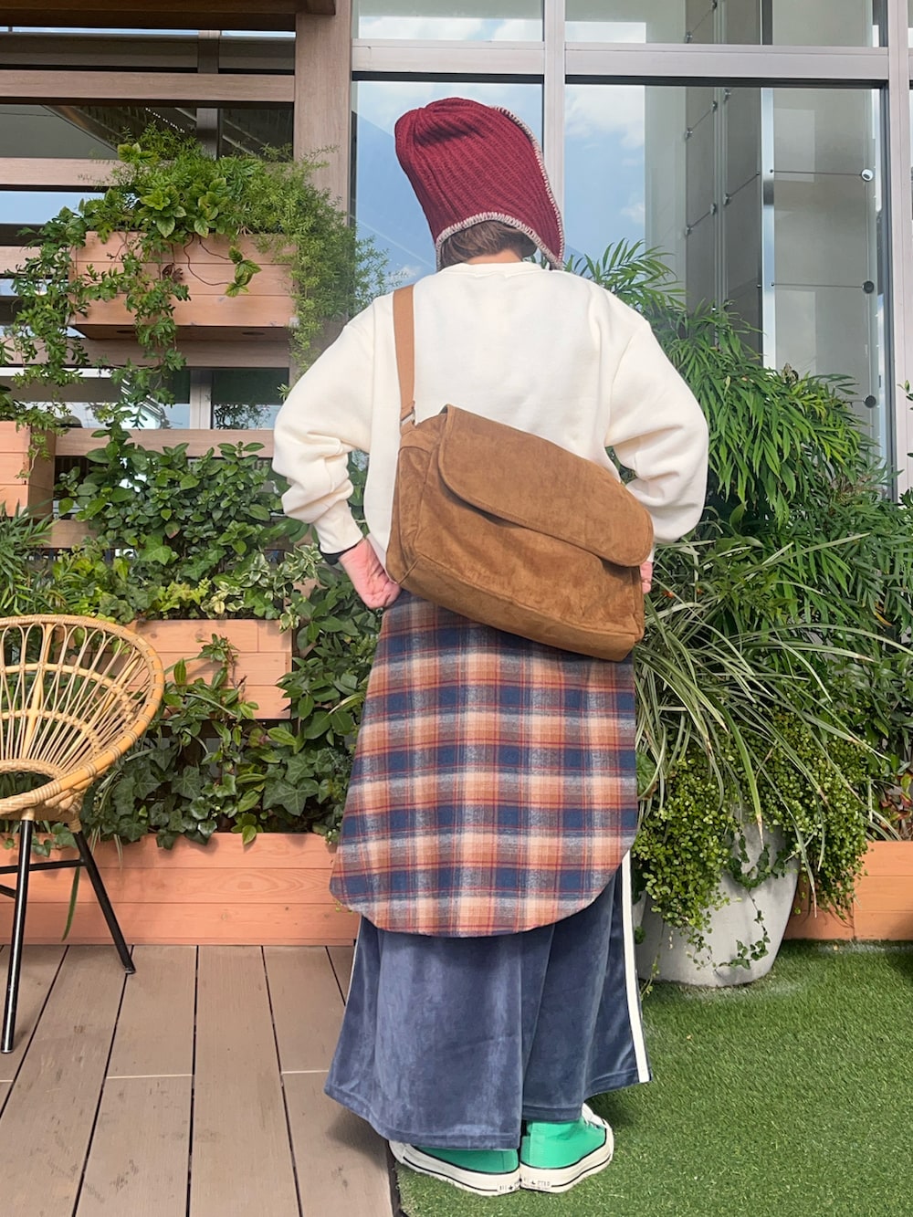 レッド系の帽子を着用したレディースの春コーディネートの3枚目の写真