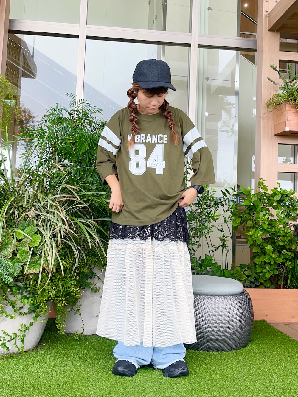 グリーン系のTシャツ/カットソーを着用したレディースの冬コーディネートの2枚目の写真