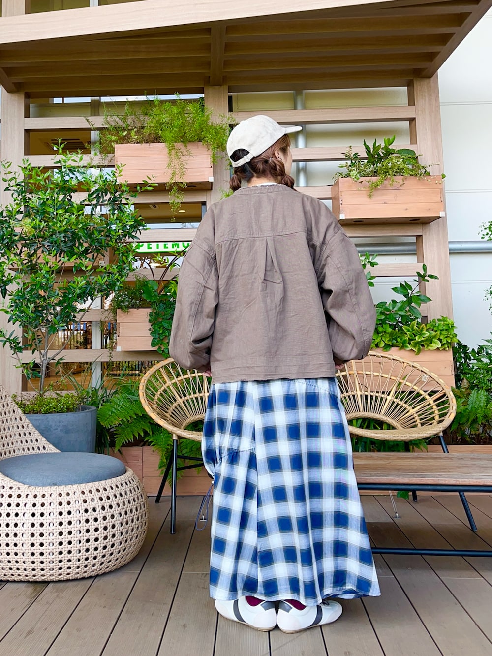 ブラウン系のブルゾンを着用したレディースの冬コーディネートの3枚目の写真