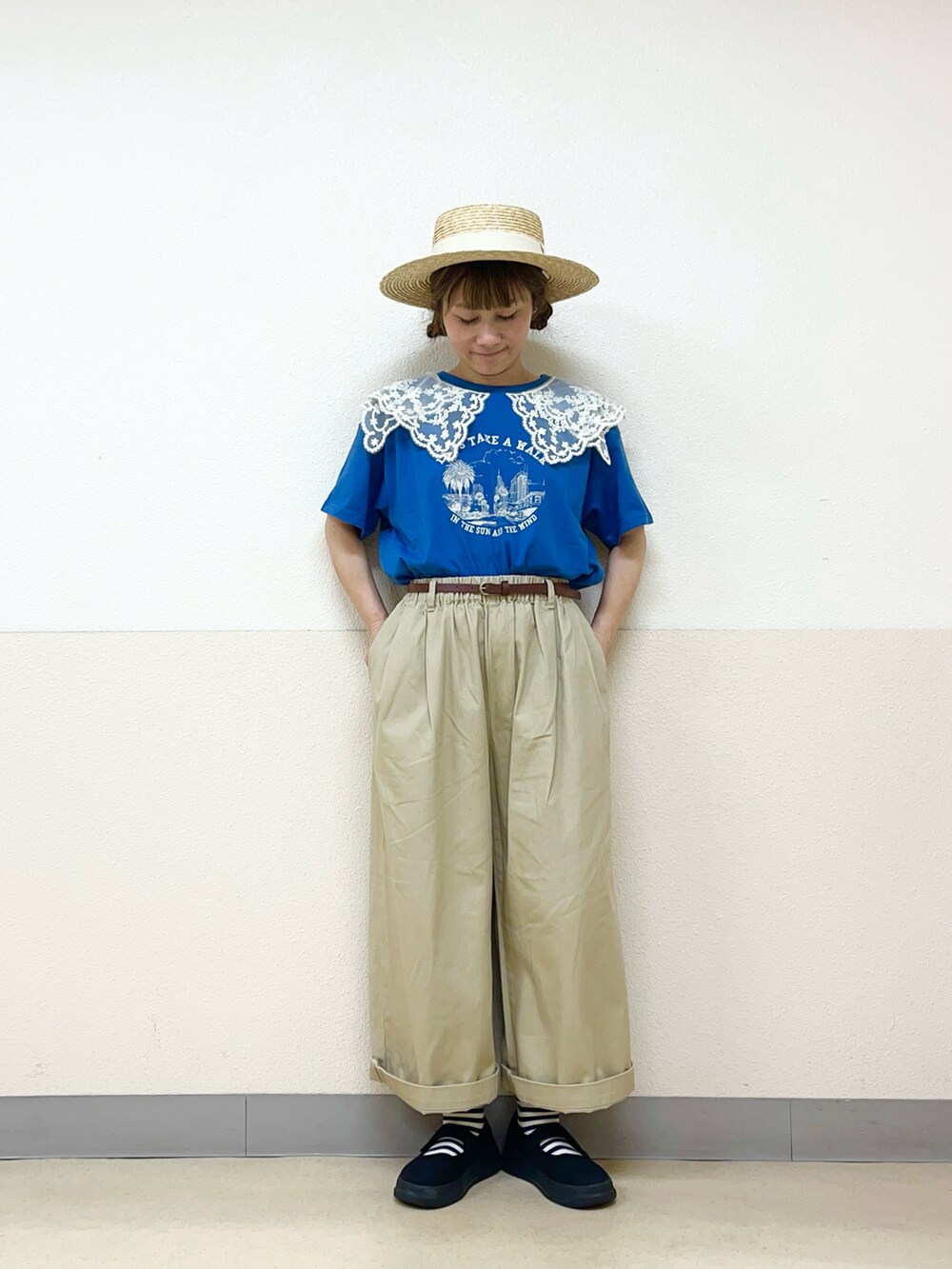 ベージュ系の帽子を着用したレディースの秋コーディネートの2枚目の写真