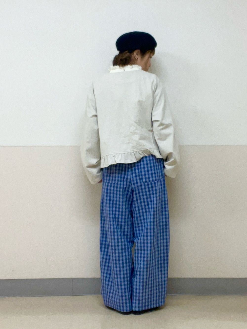 「ベレー帽推奨委員会、帽子かぶろう会、ギンガムチェックパンツ、春コーデ、シンプルスタイル、春アウター、フリルジャケット、サマンサ モスモス(Samansa Mos2)、SM2、イオンモール浜松志都呂、楽チンコーデ、大人女子、ゆるシルエット、春先取り、カジュアルガーリー」｜「Samansa Mos2の【消臭効果】リネン混ベレー帽（ハット、ブラック系）」を使った、も  な  こさん（レディース・152cm）の春コーディネートの3枚目の写真