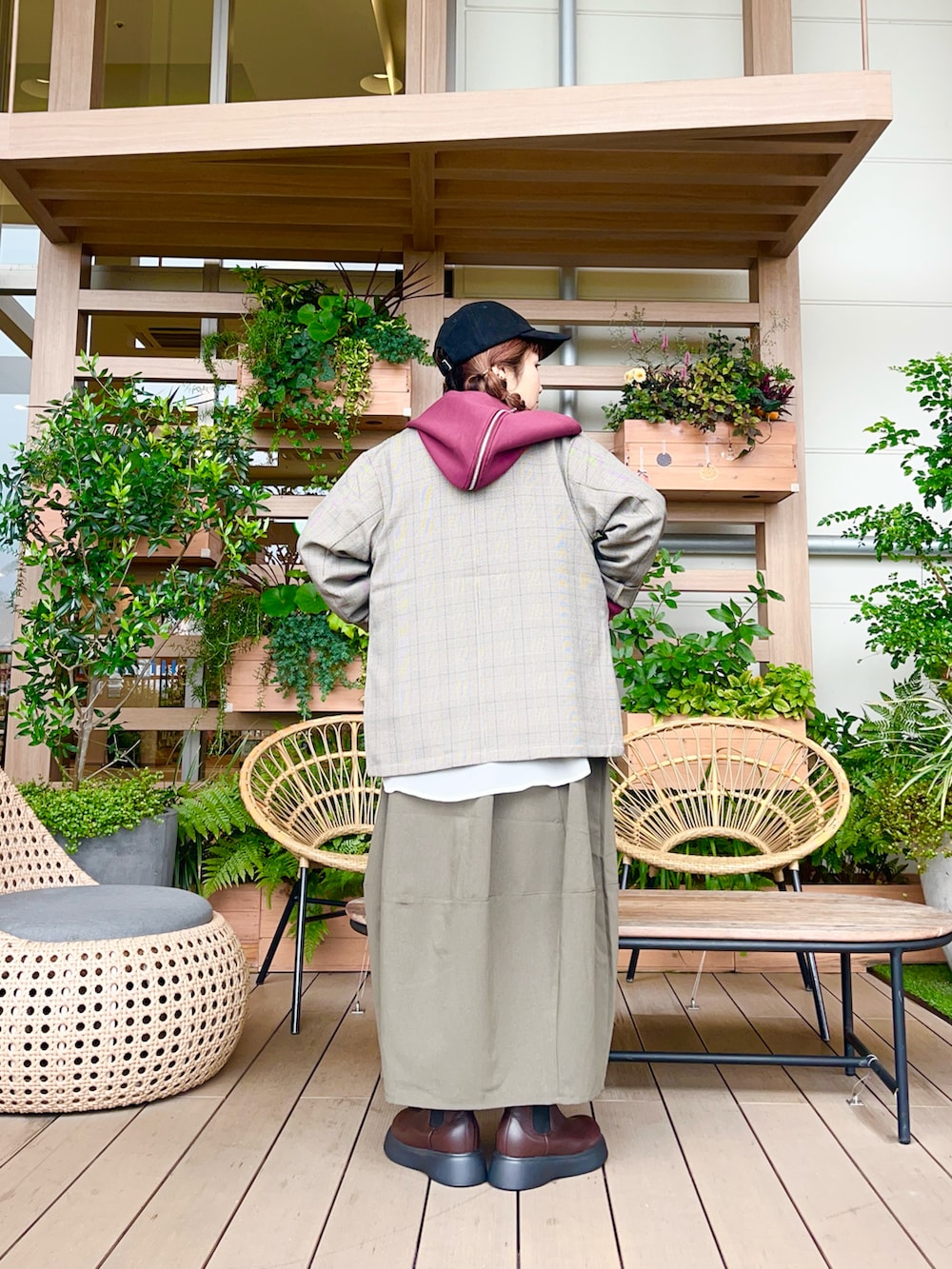 パープル系のパーカーを着用したレディースの春コーディネートの3枚目の写真