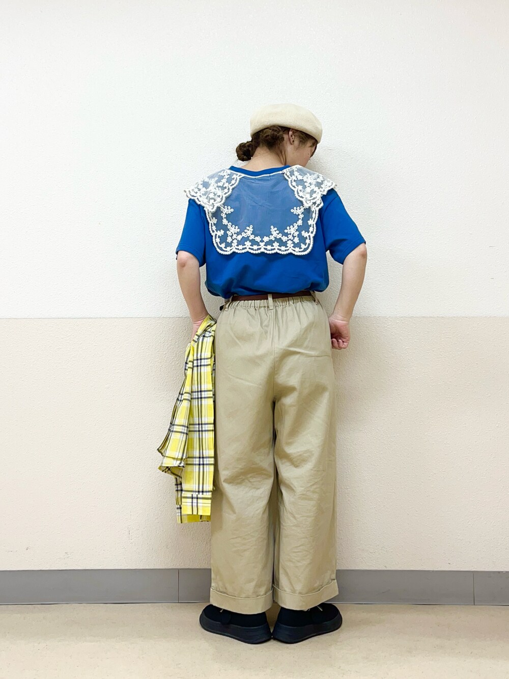 ホワイト系のハットを着用したレディースの秋コーディネートの3枚目の写真