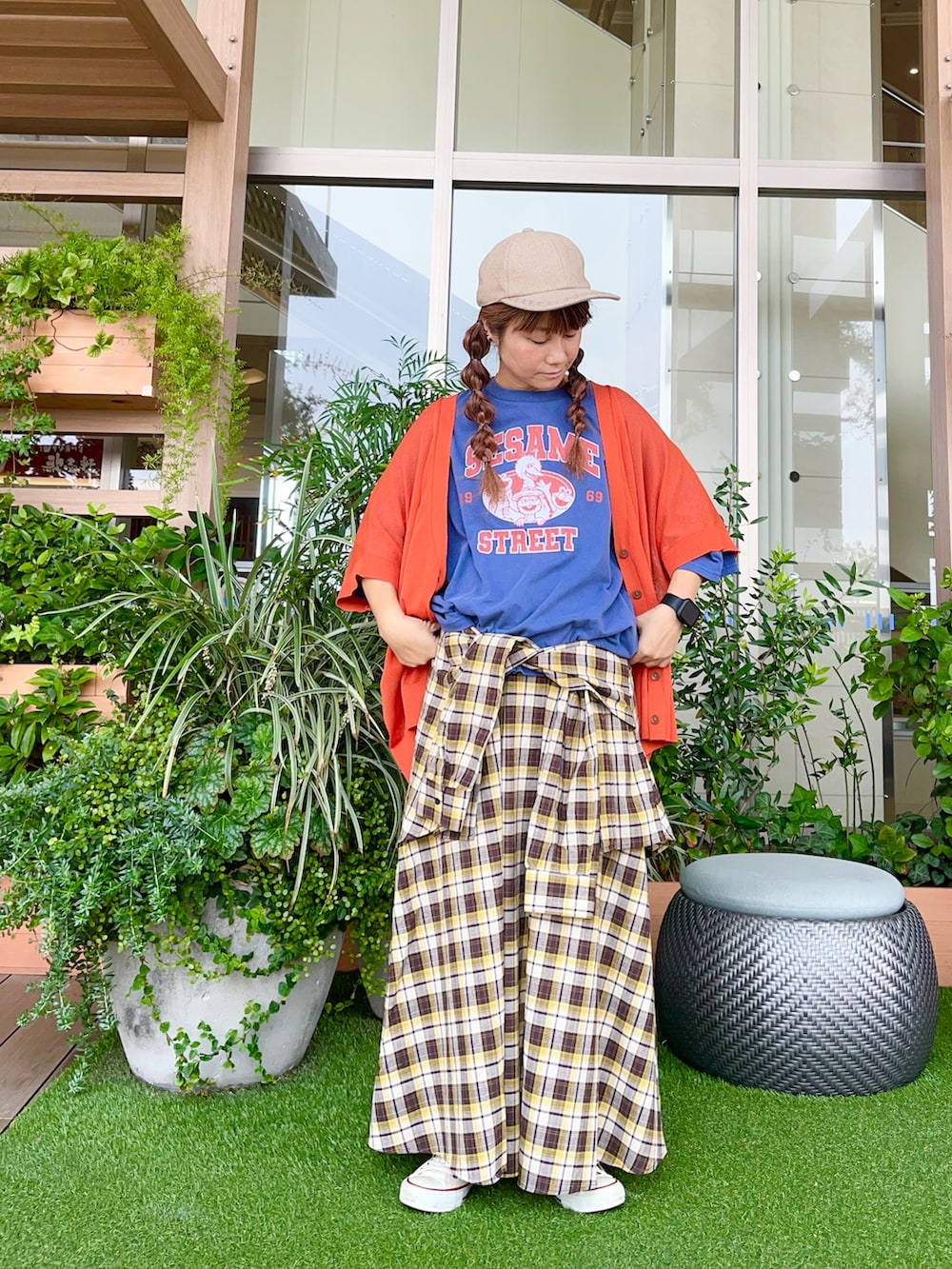 ブラウン系のスカートを着用したレディースの冬コーディネートの2枚目の写真