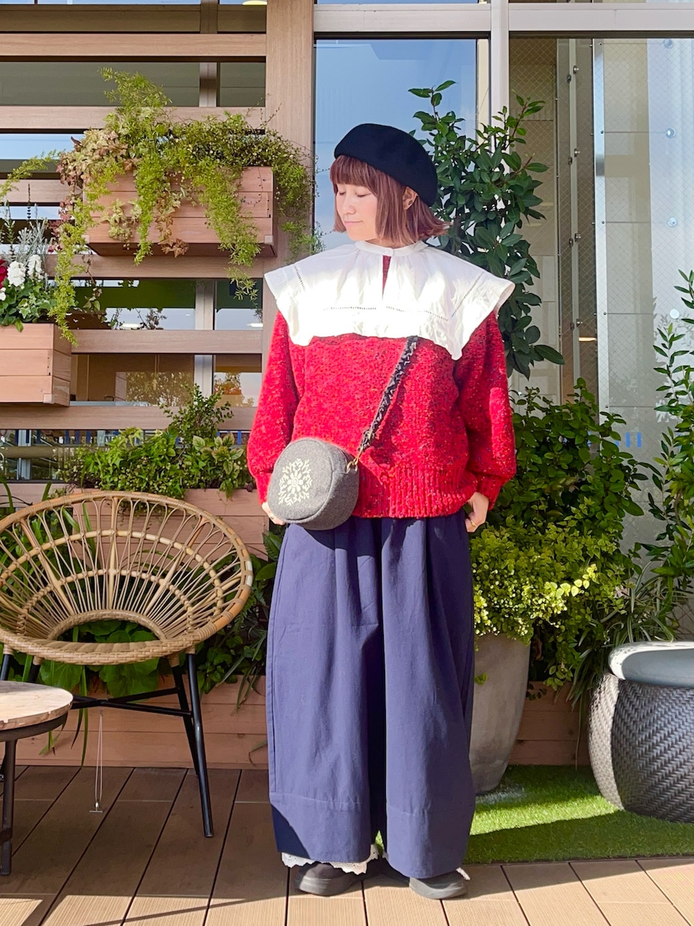 レッド系のカーディガン/ボレロを着用したレディースの春コーディネートの2枚目の写真