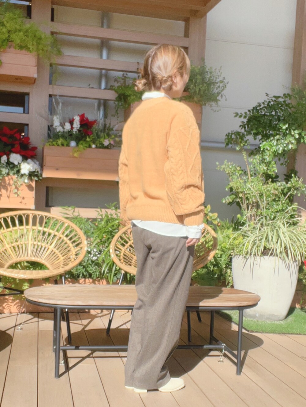 「冬コーデ、オトナカジュアル、カジュアルスタイル、パンツスタイル、オトナ女子、きれいめコーデ、イオンモール浜松志都呂、サマンサモスモスブルー、ツインお団子」｜「Samansa Mos2 blueの【帯電防止】マットモールニットプルオーバー（ニット/セーター、オレンジ系）」を使った、も  な  こさん（レディース・152cm）の冬コーディネートの3枚目の写真