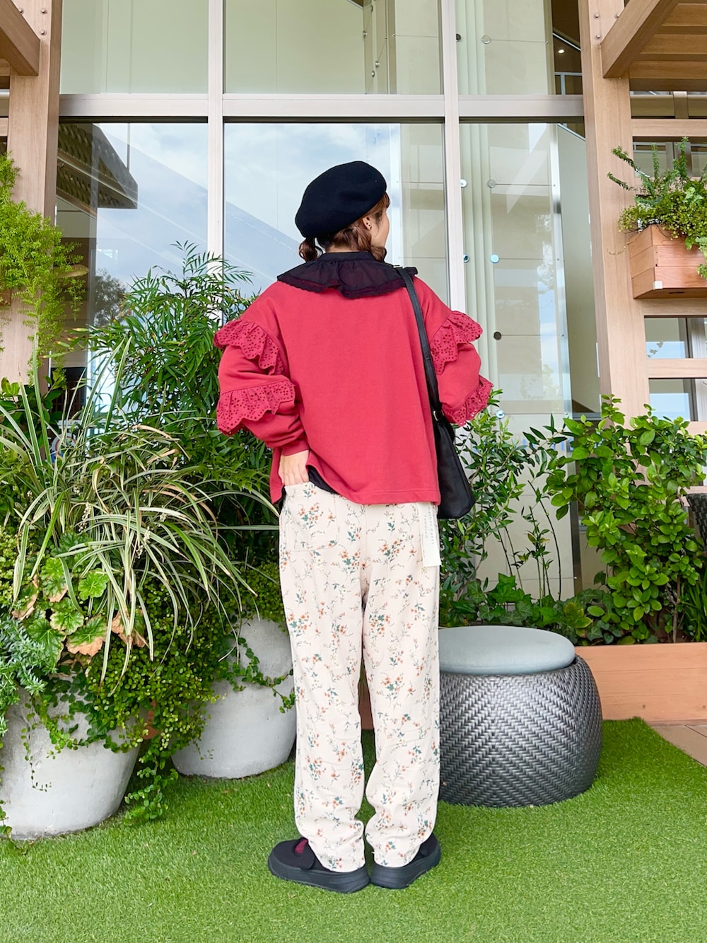 レッド系のTシャツ/カットソーを着用したレディースの冬コーディネートの3枚目の写真