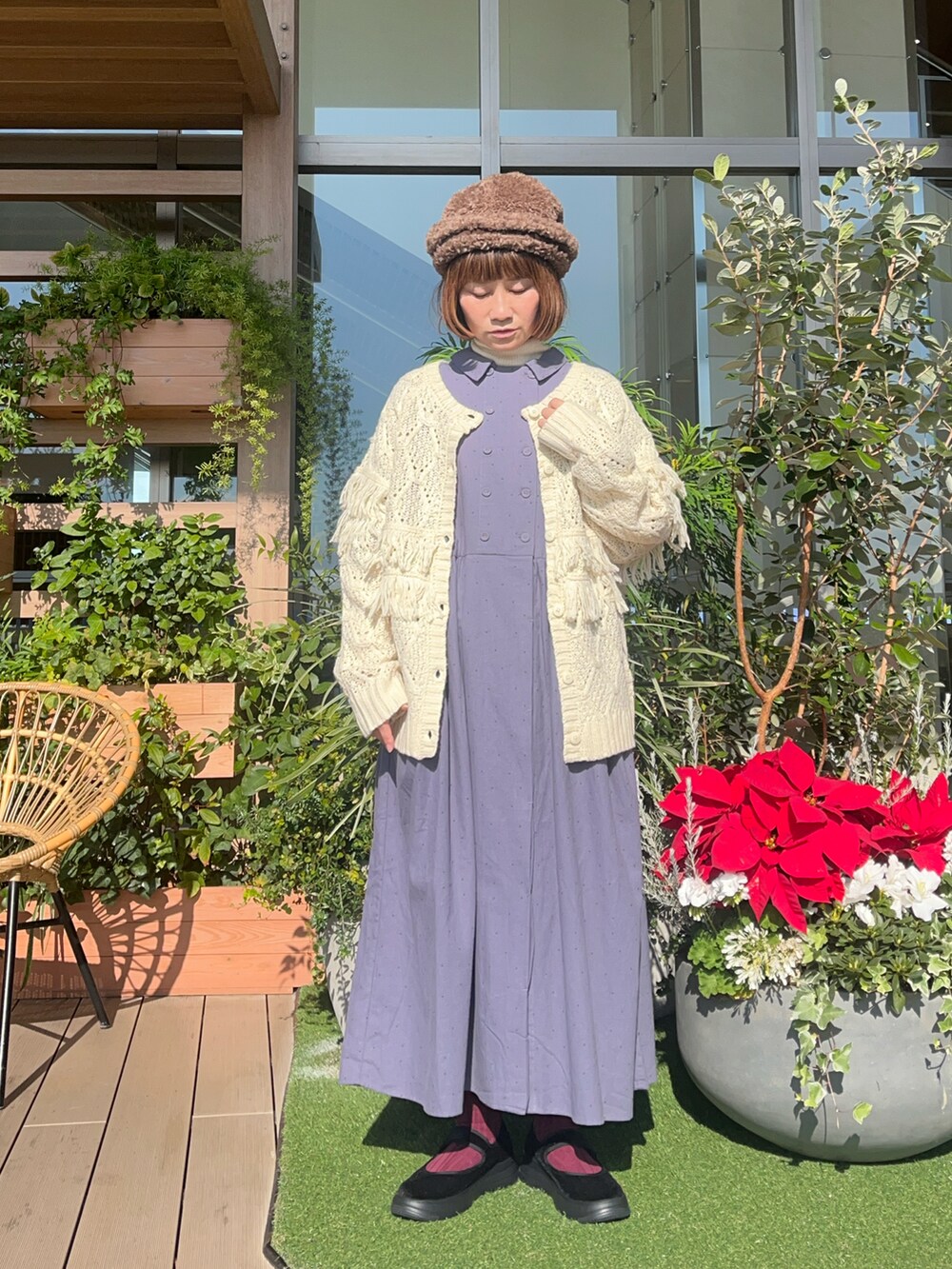 ホワイト系のカーディガン/ボレロを着用したレディースの春コーディネートの2枚目の写真