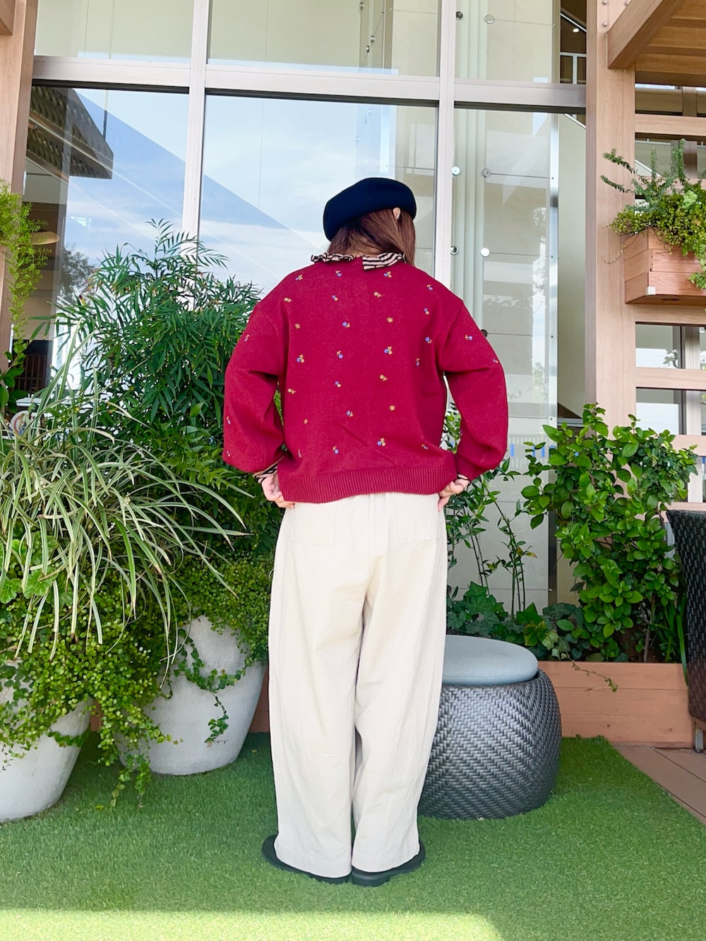 レッド系のカーディガン/ボレロを着用したレディースの冬コーディネートの3枚目の写真