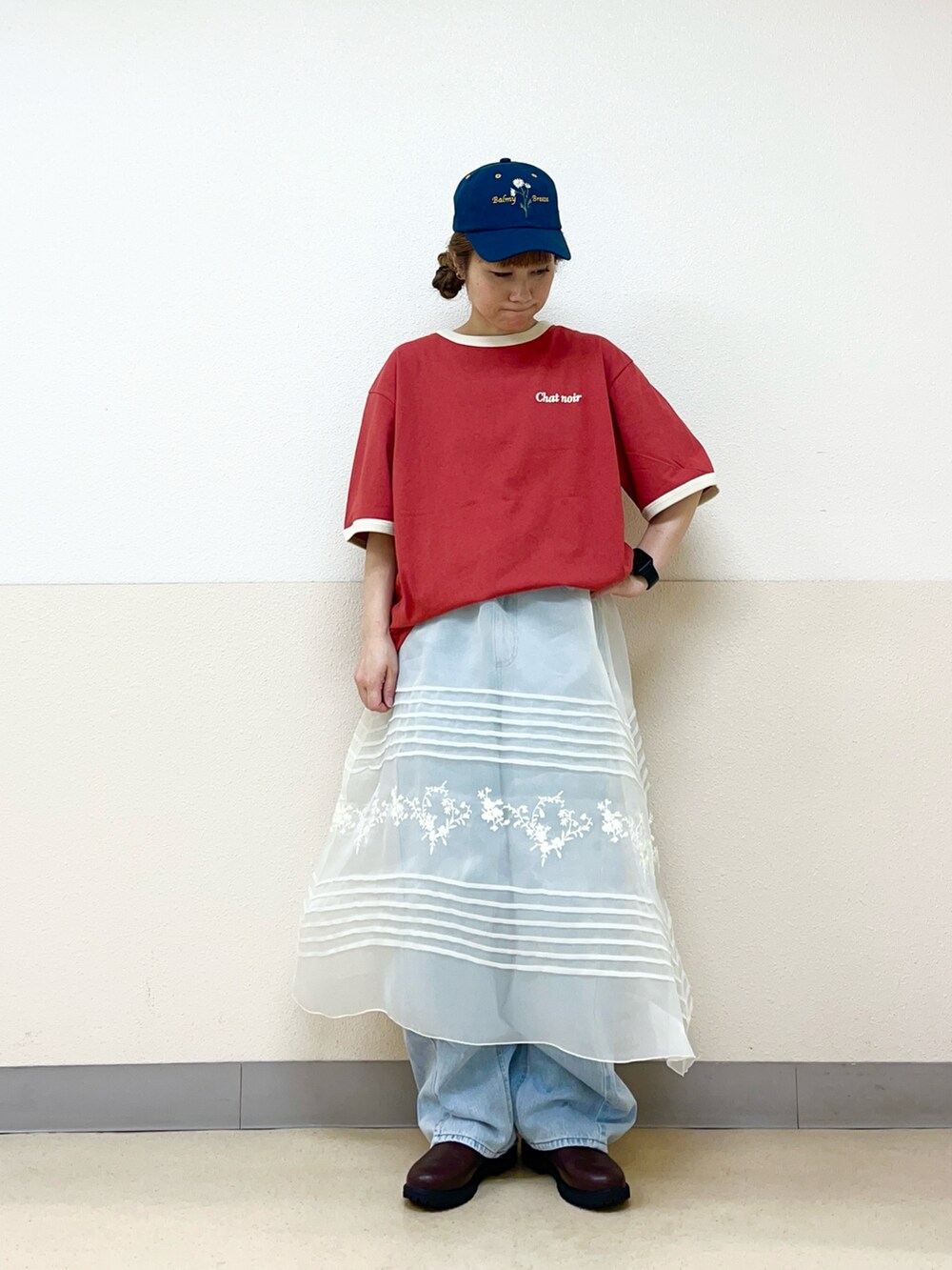 ブルー系のハットを着用したレディースの夏コーディネートの2枚目の写真