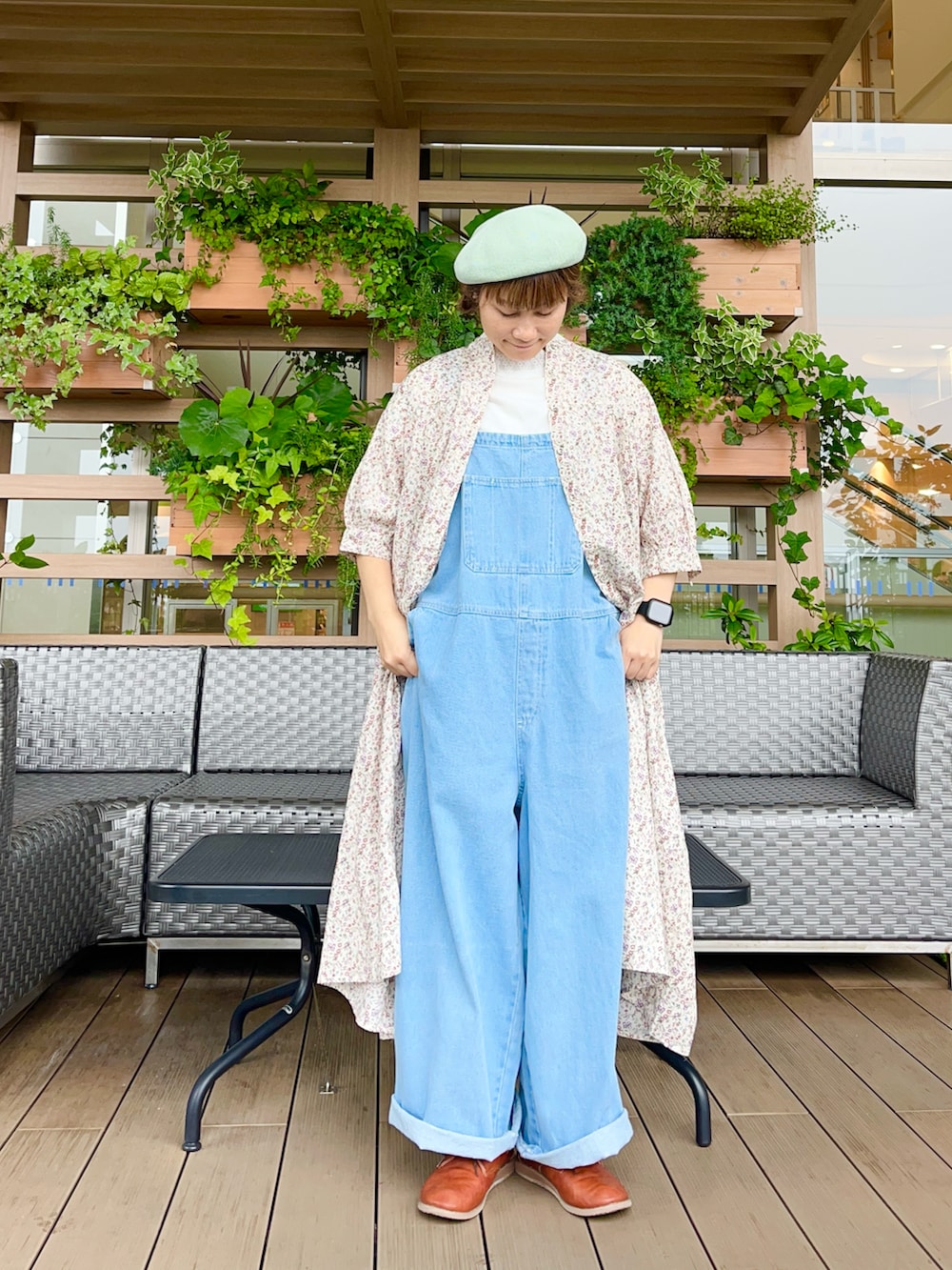 グリーン系のハットを着用したレディースの冬コーディネートの2枚目の写真