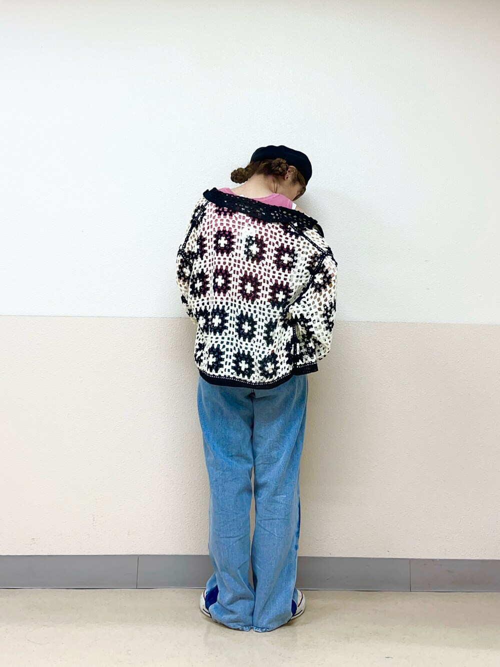 ブラック系のハットを着用したレディースの秋コーディネートの3枚目の写真