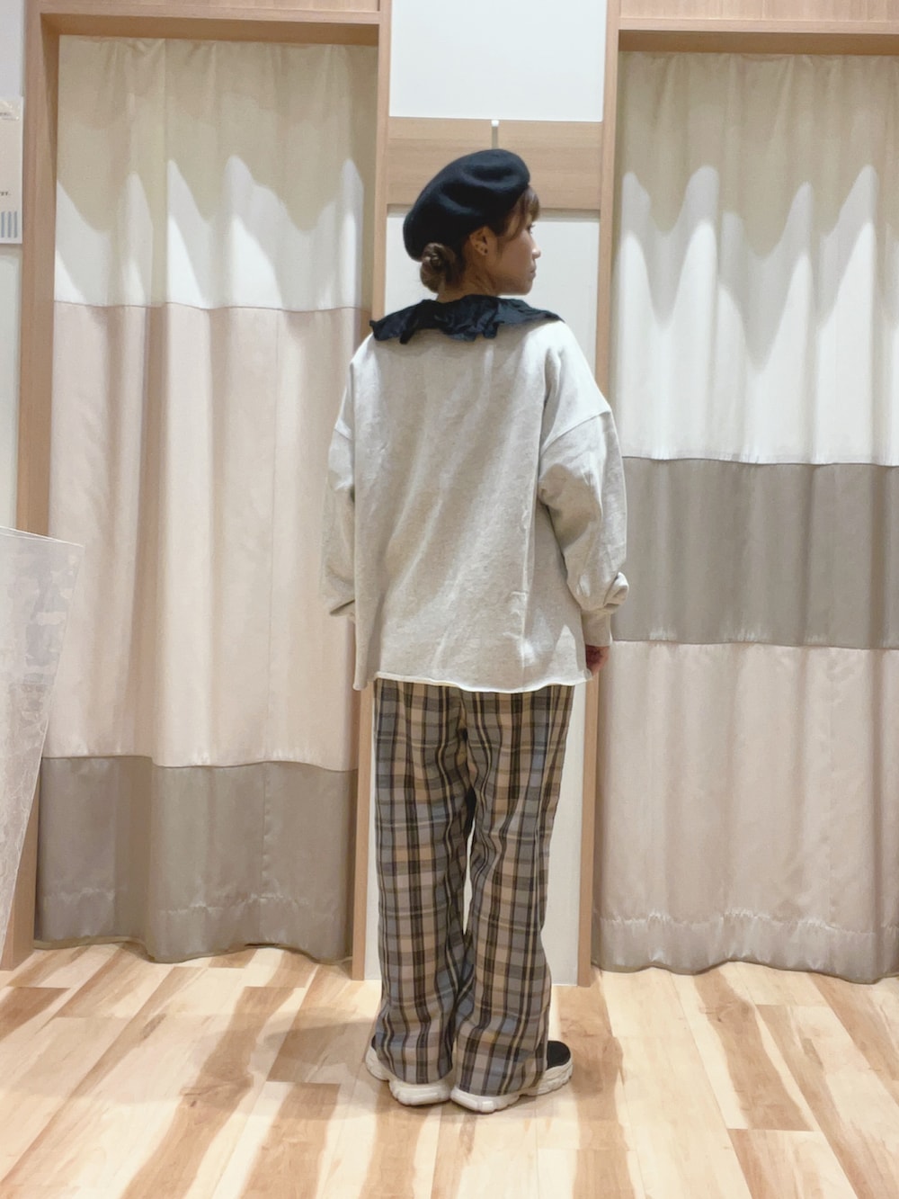 「お出かけコーデ、ゆるコーデ、秋冬、リラックススタイル、スニーカーコーデ、低身長コーデ、チェック、パンツコーデ、イオンモール浜松志都呂、サマンサ モスモス(Samansa Mos2)、ベレー帽推奨委員会、帽子かぶろう会、スウェットコーデ、チェックパンツ、襟付きブラウス」|「Samansa Mos2の【Slow linen】柄アソートフリルブラウス(シャツ/ブラウス、ブラック系)」を使った、も な こさん(レディース・152cm)の秋コーディネートの3枚目の写真