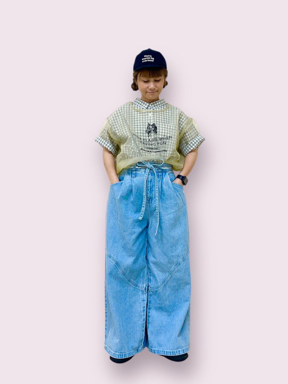 ブラック系のハットを着用したレディースの秋コーディネートの2枚目の写真